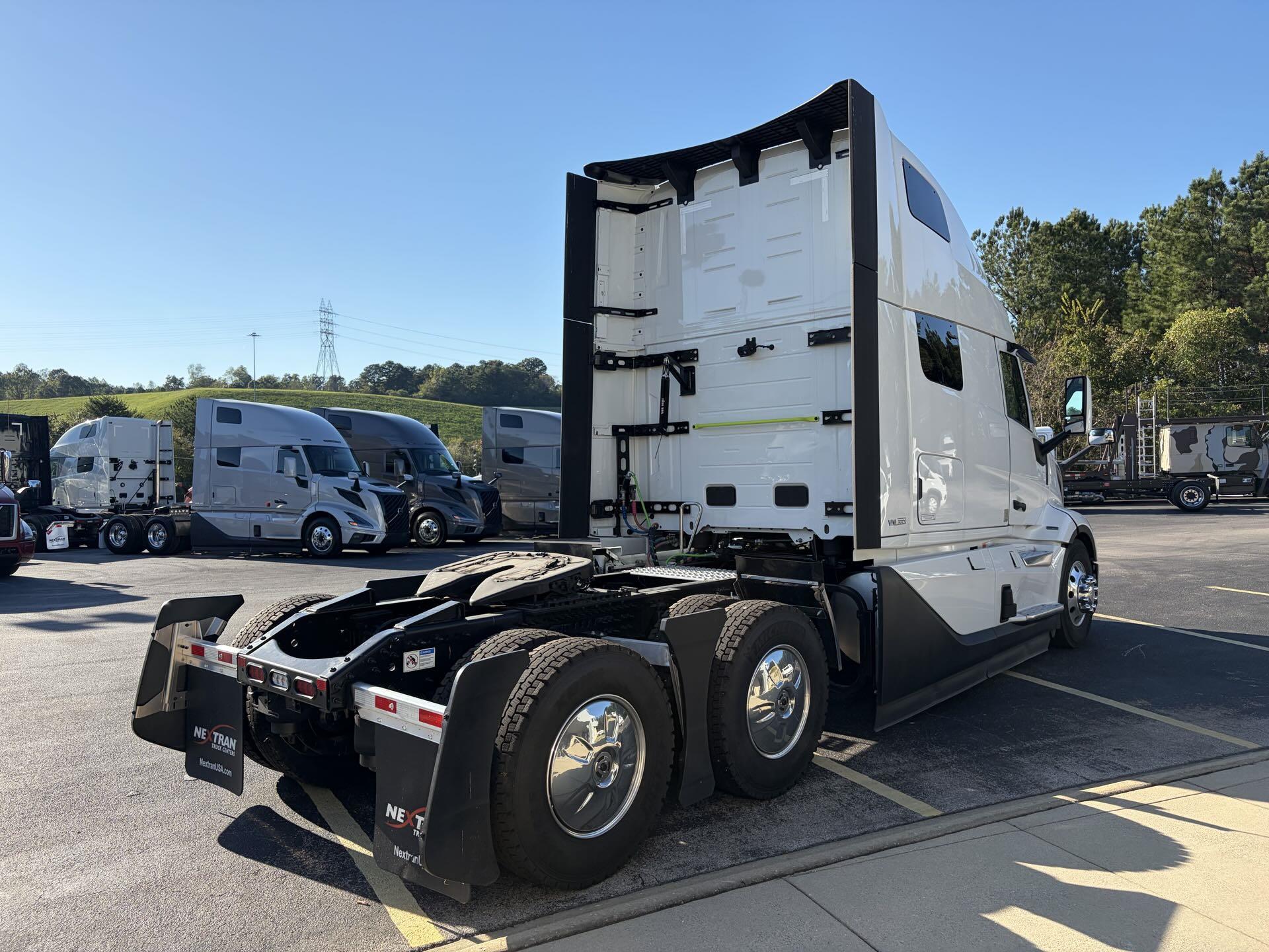 2025 Volvo - image 5