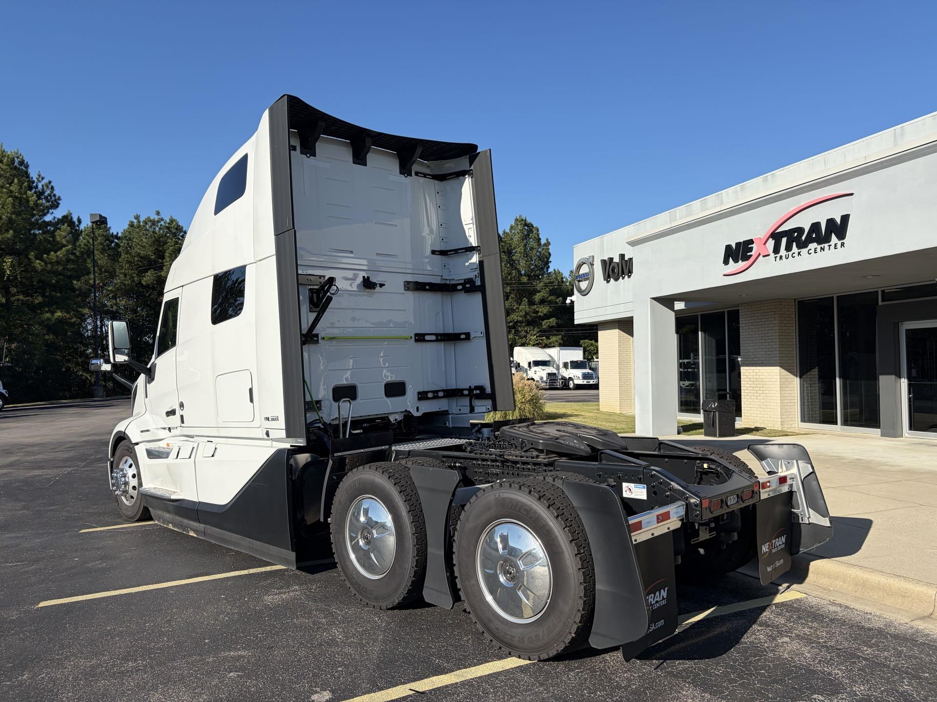 2025 Volvo - image 6