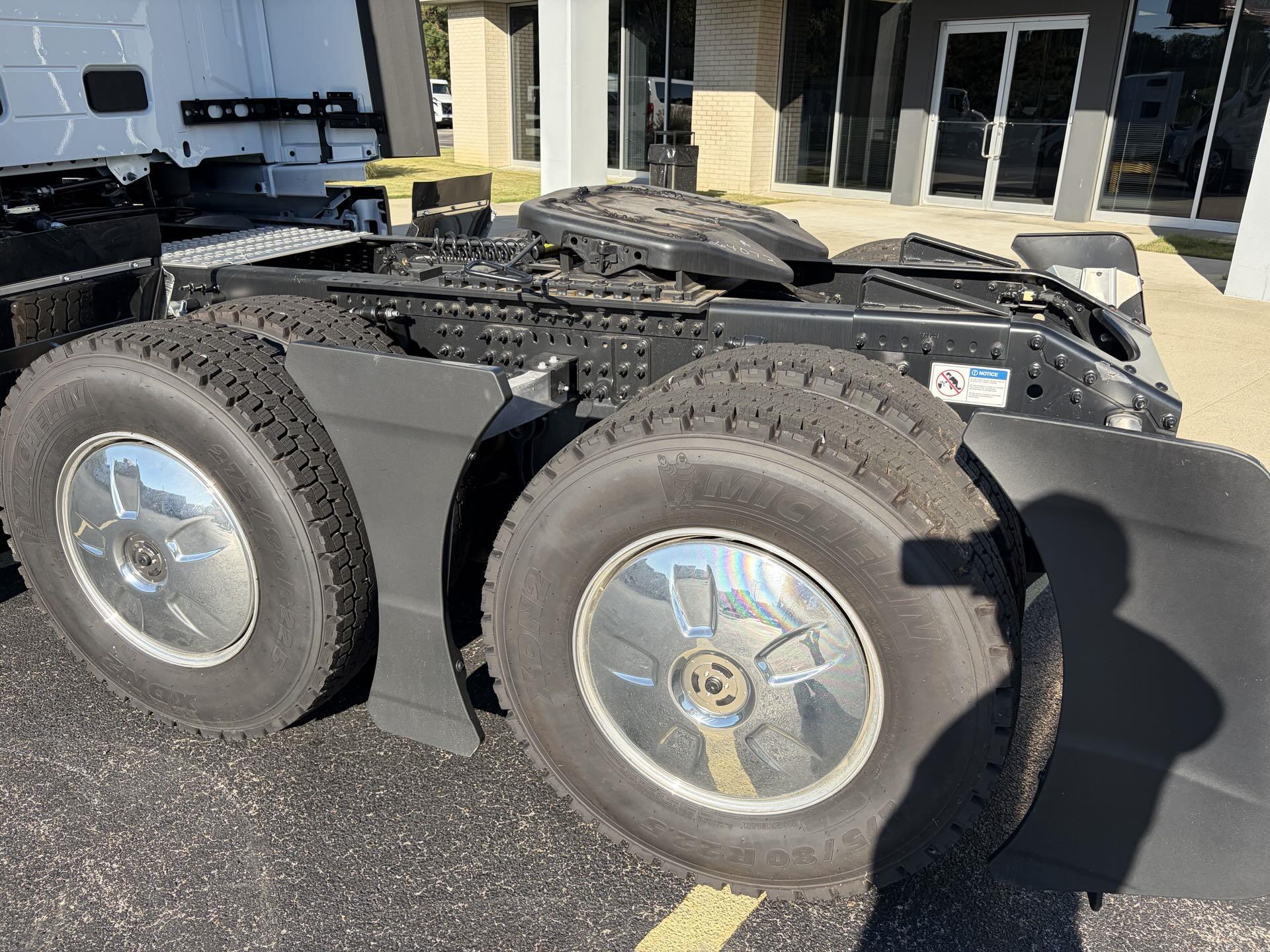 2025 Volvo - image 7