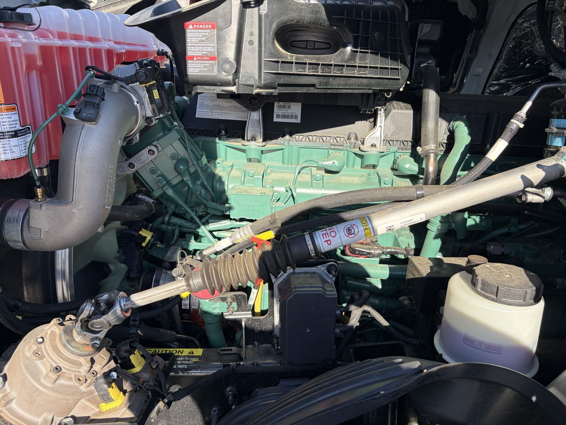 2025 Volvo - image 8