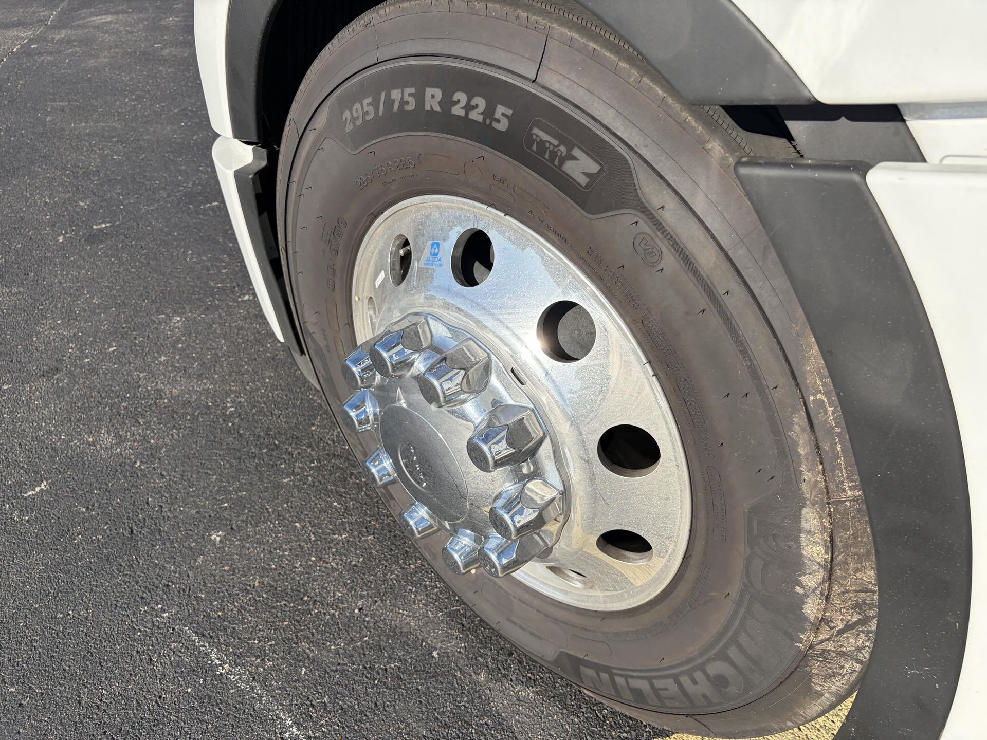 2025 Volvo - image 9