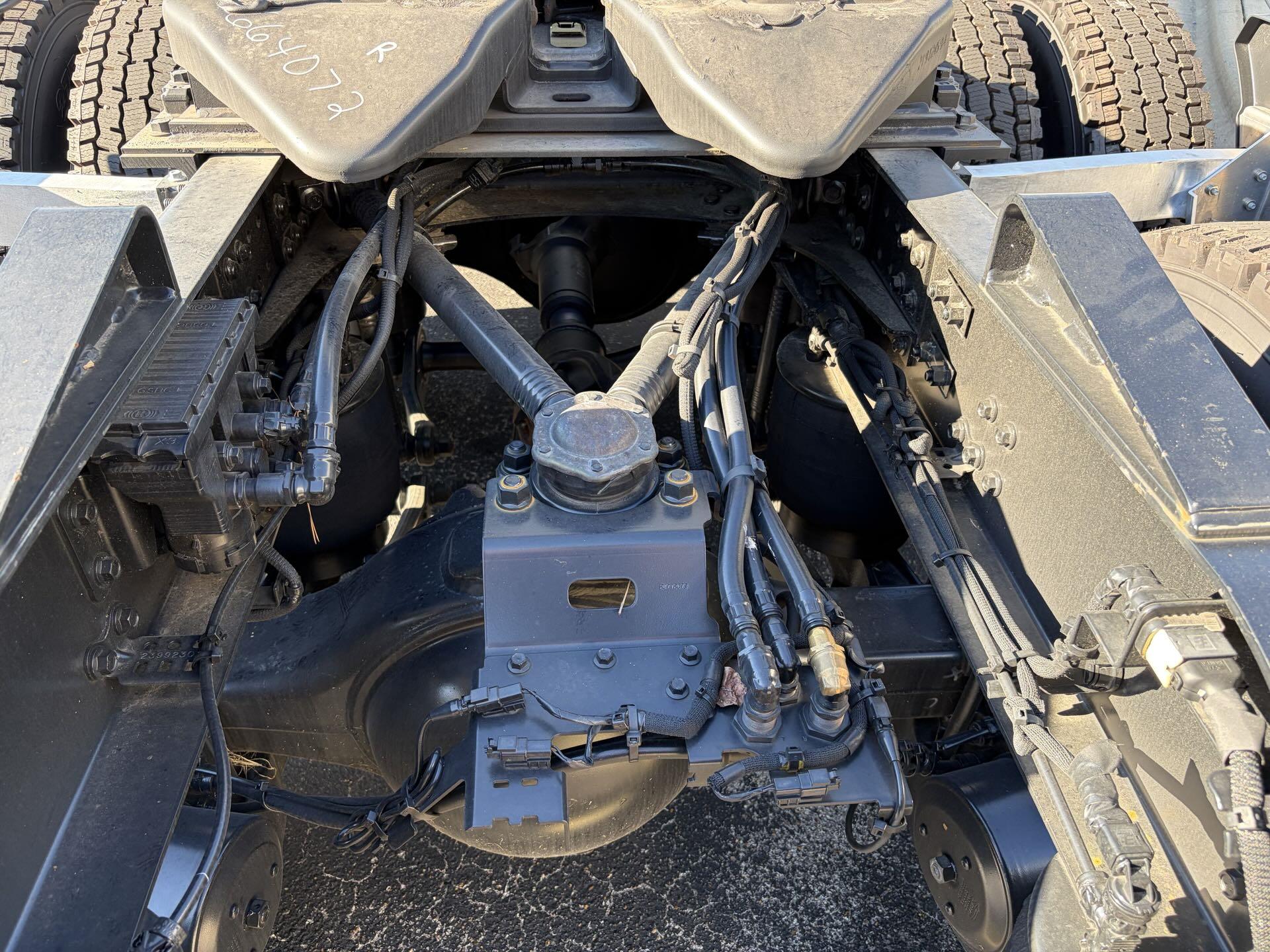 2025 Volvo - image 14