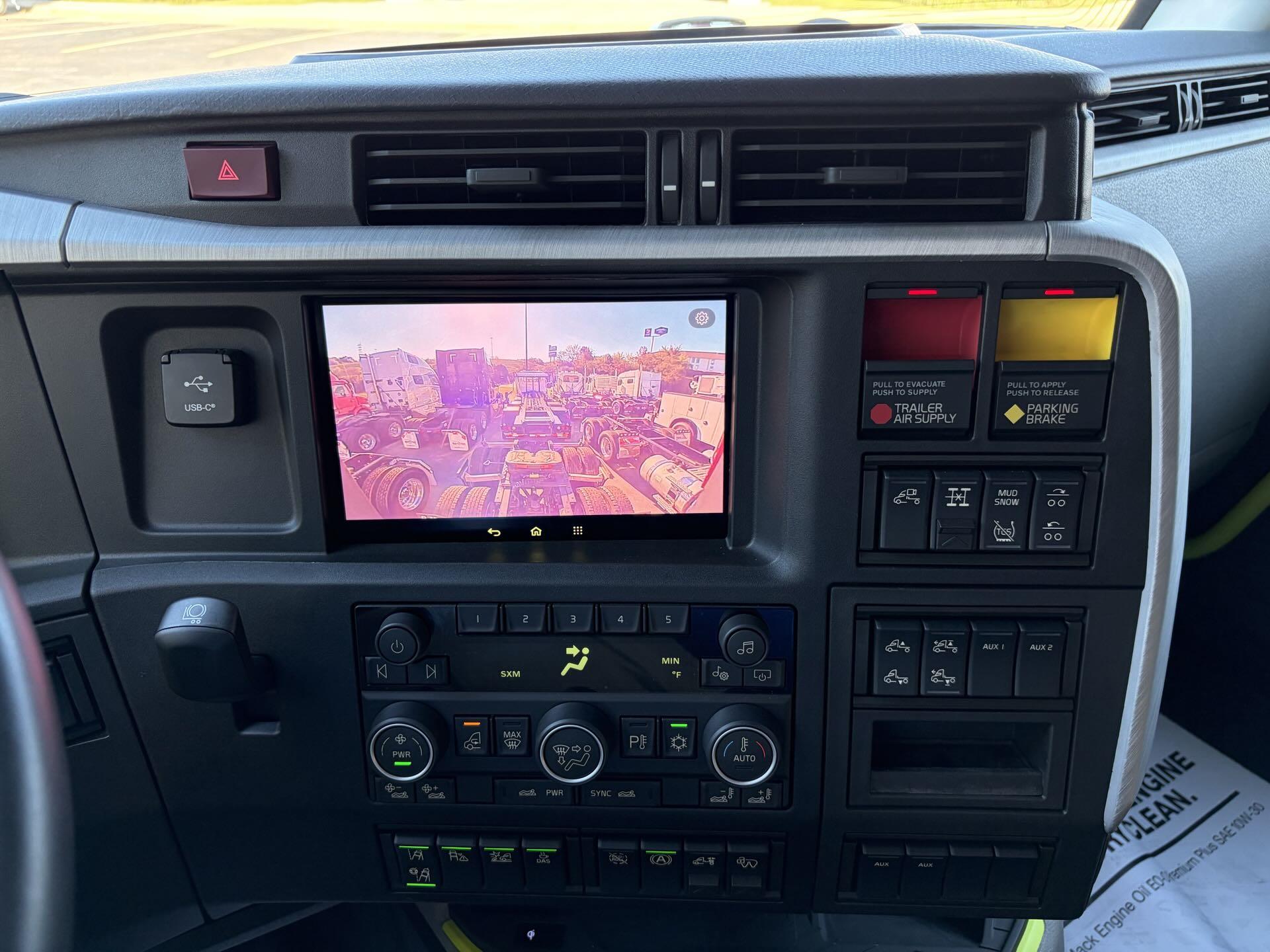 2025 Volvo - image 13