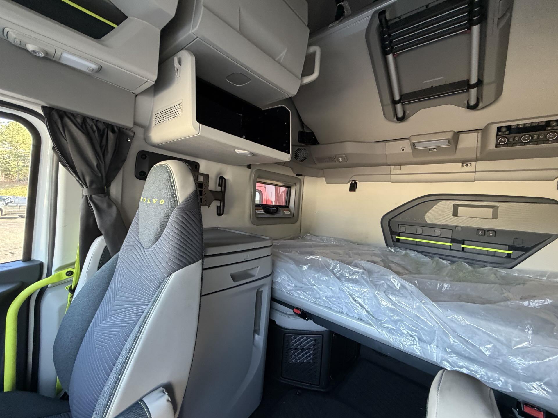 2025 Volvo - image 15