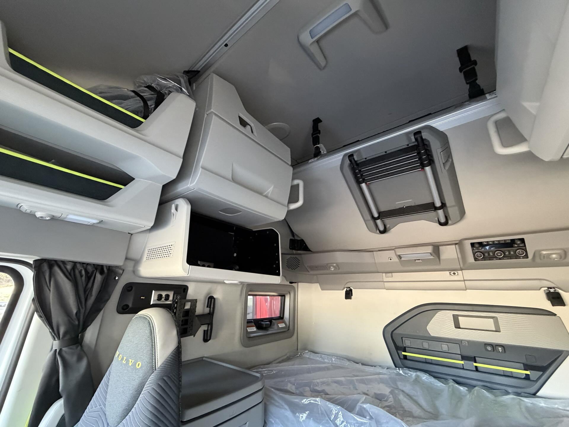 2025 Volvo - image 19