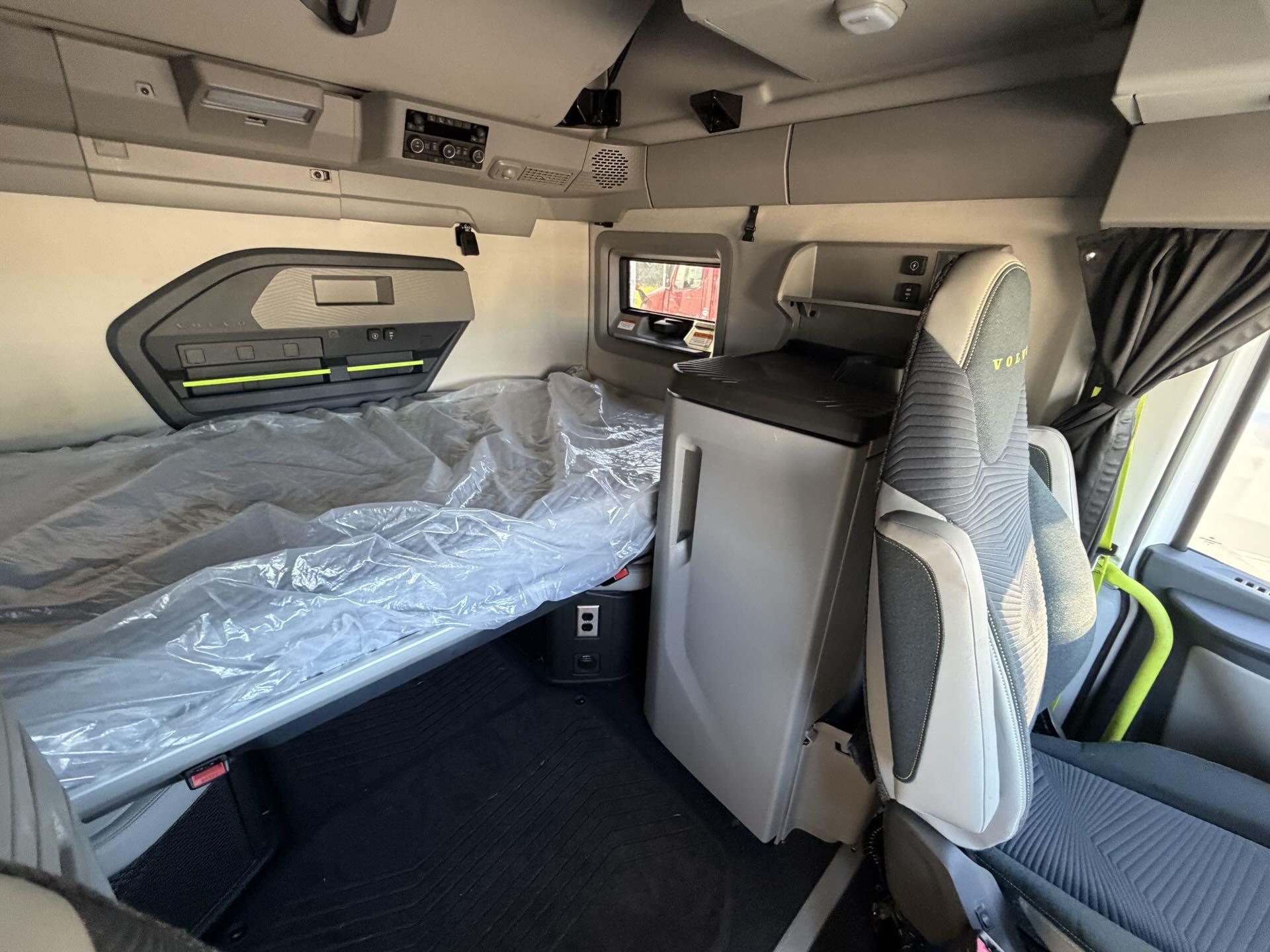 2025 Volvo - image 16