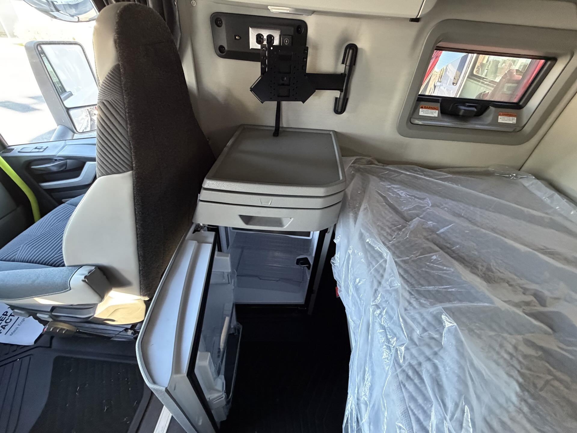 2025 Volvo - image 18