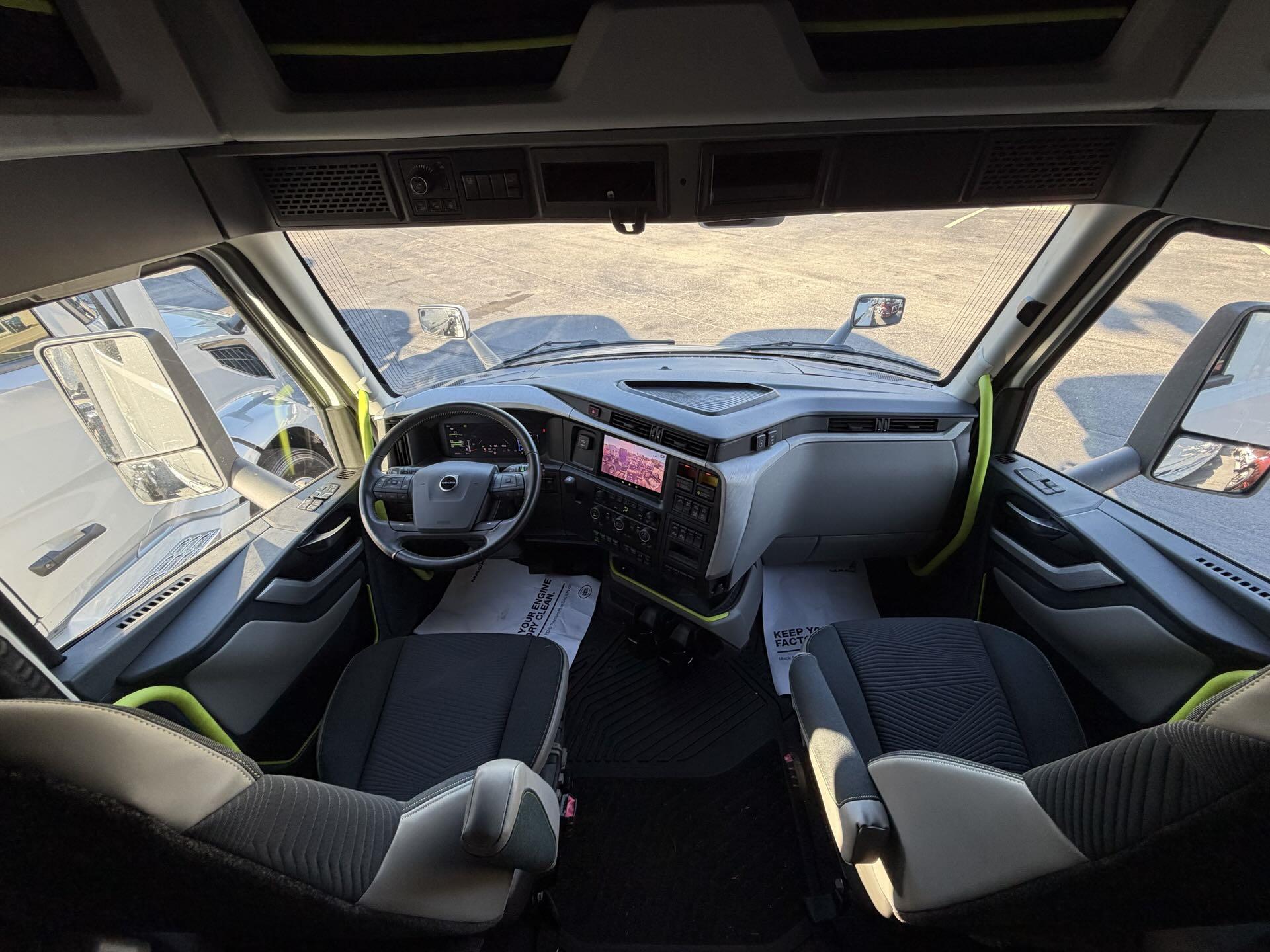 2025 Volvo - image 20