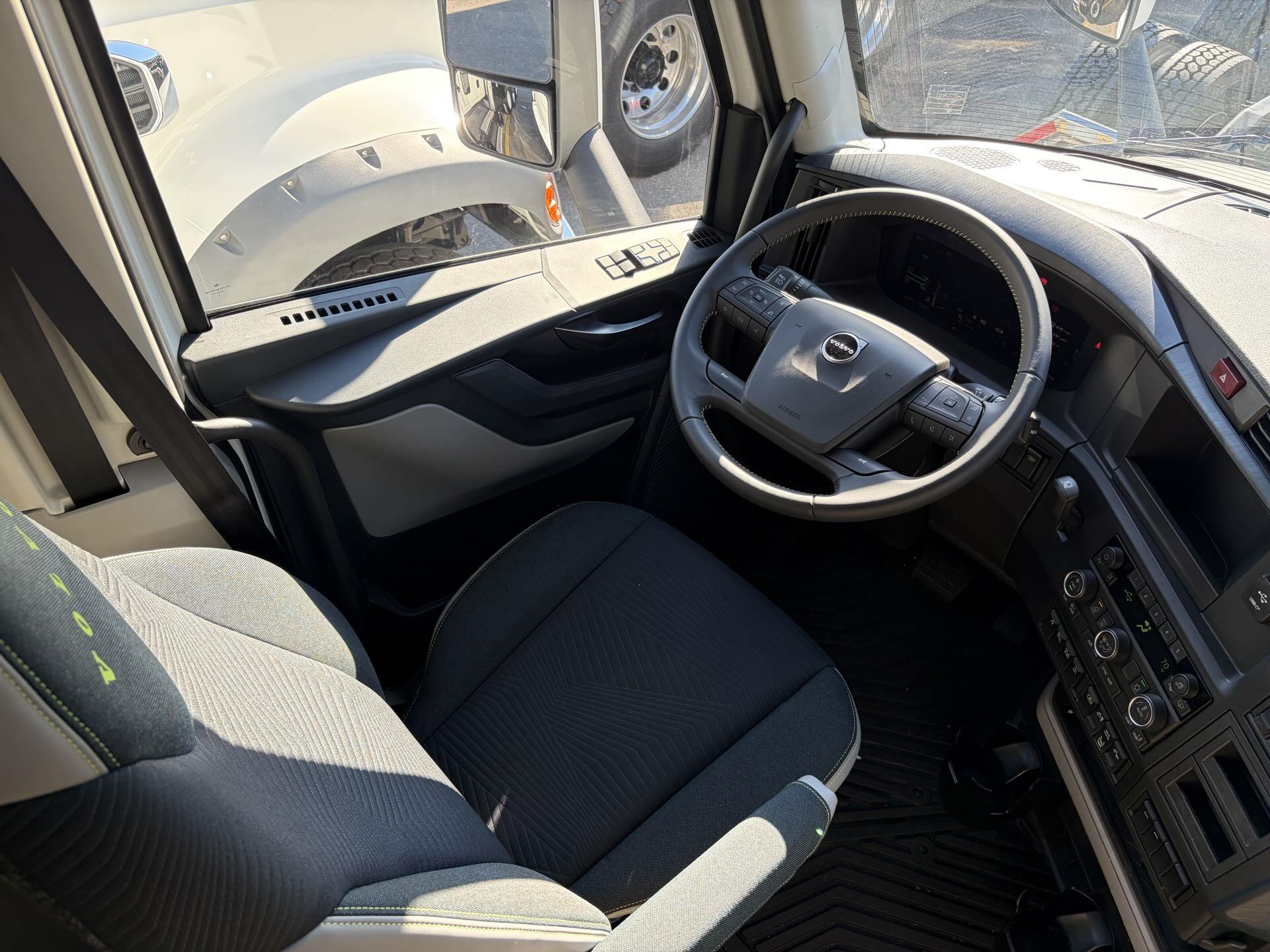 2026 Volvo - image 15