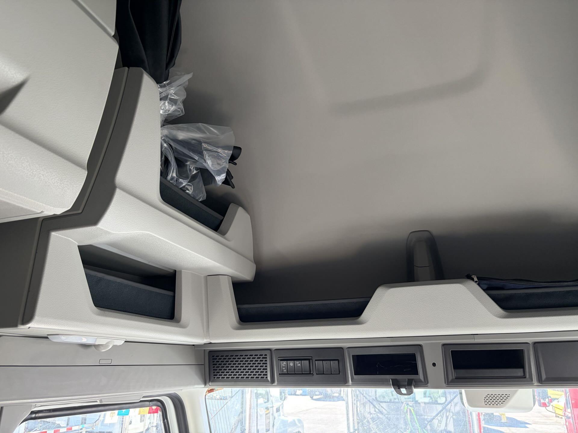 2026 Volvo - image 23