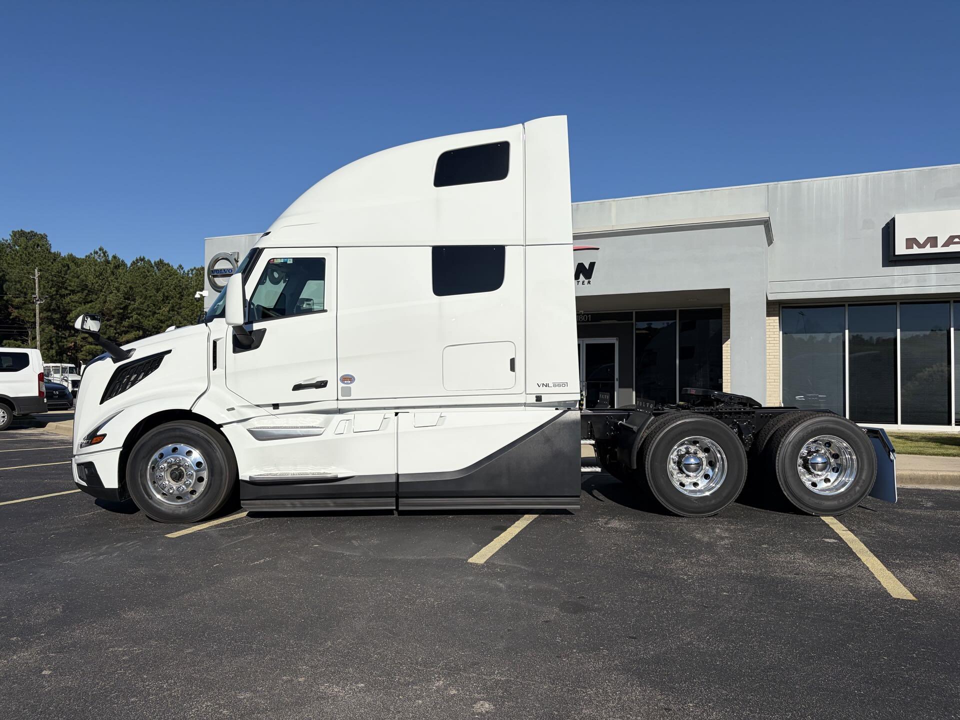 2026 Volvo - image 7