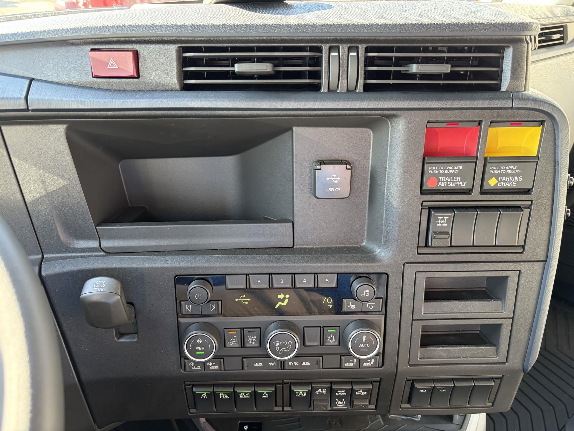 2026 Volvo - image 15