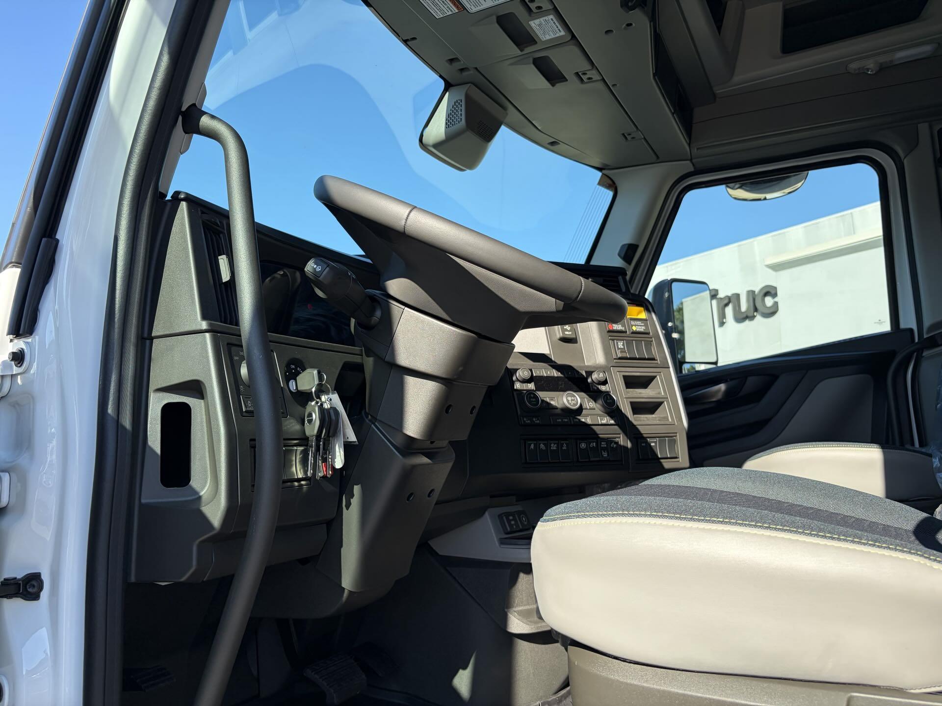 2026 Volvo - image 12