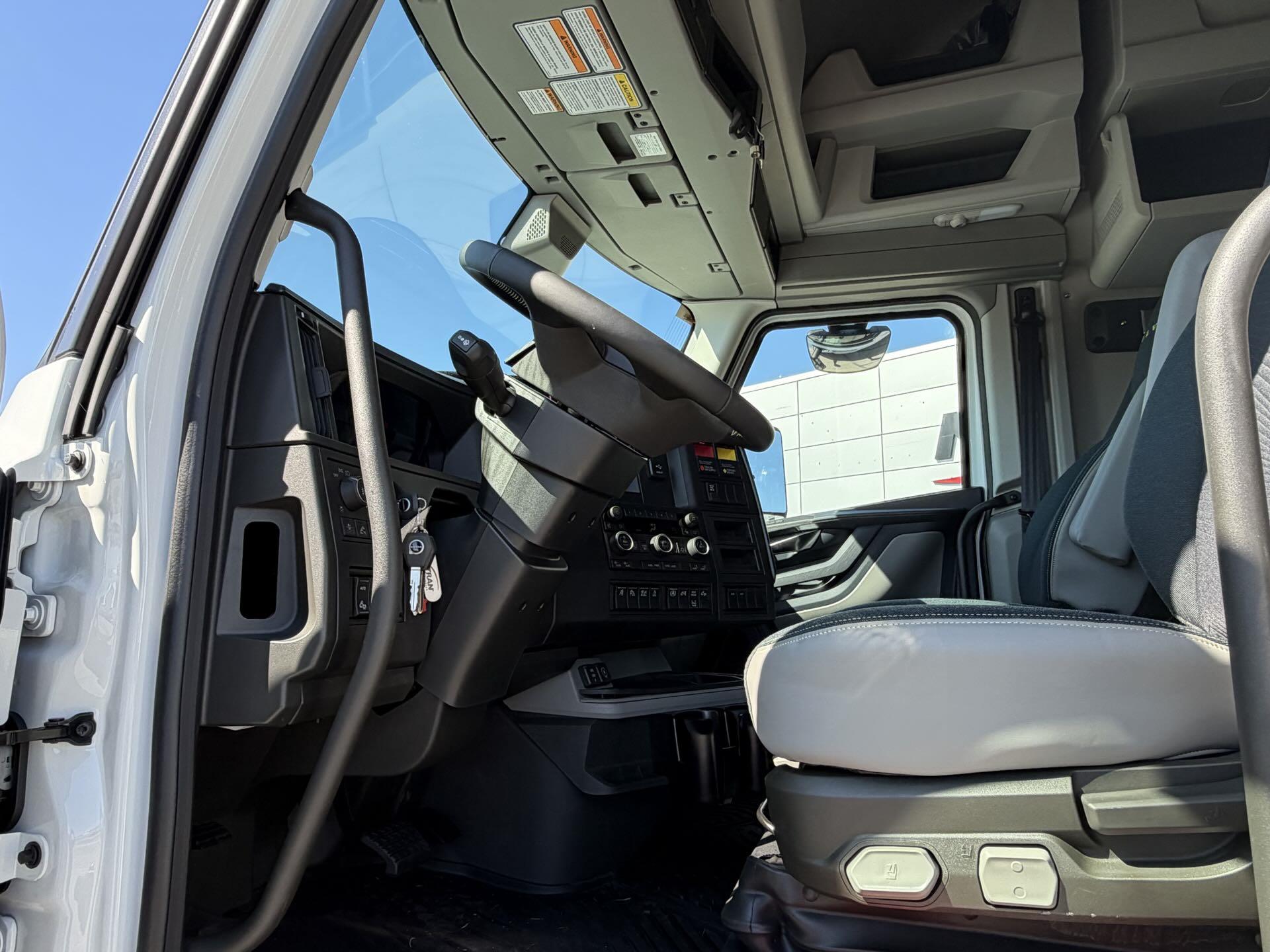 2026 Volvo - image 12