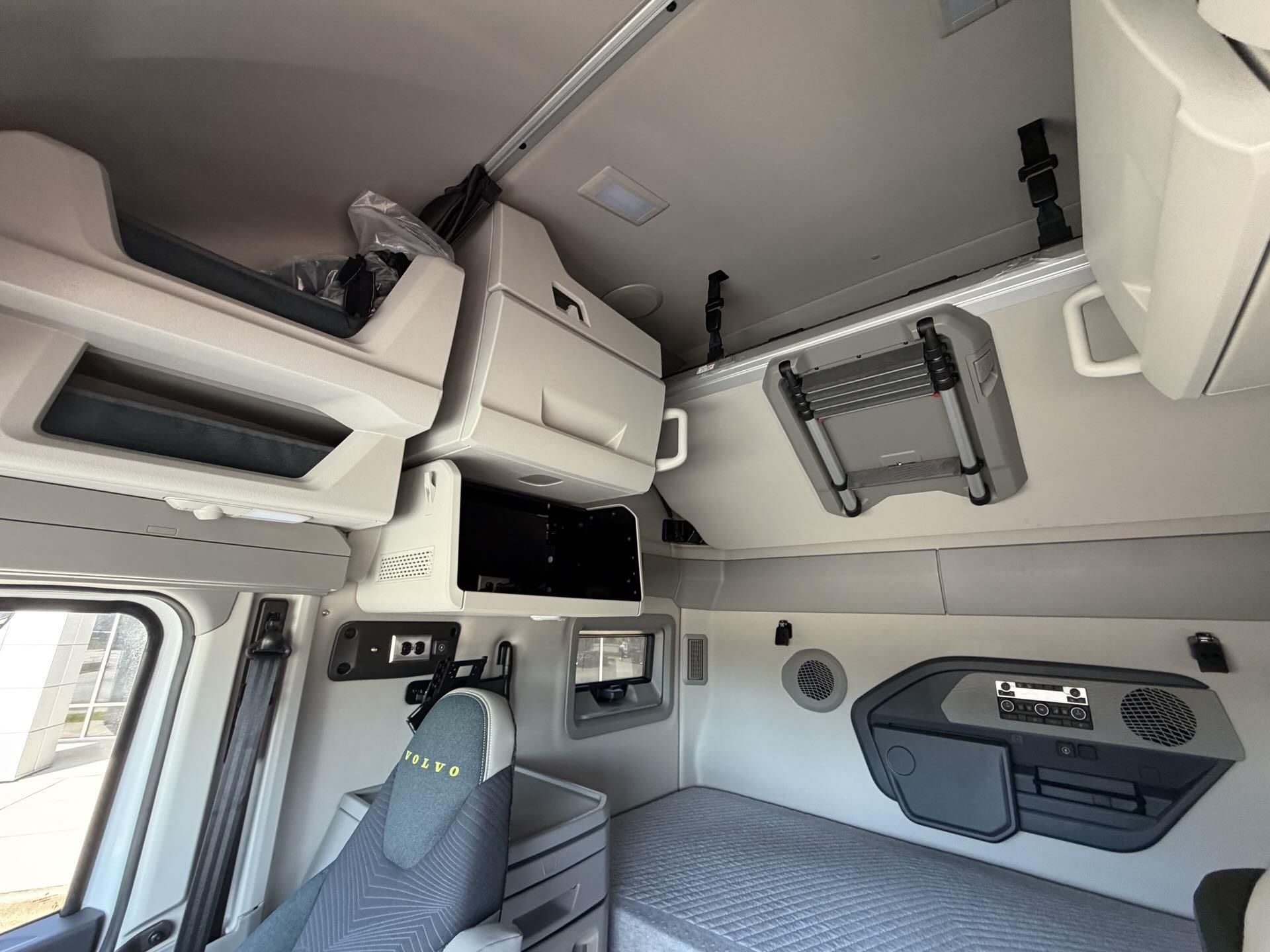 2026 Volvo - image 13