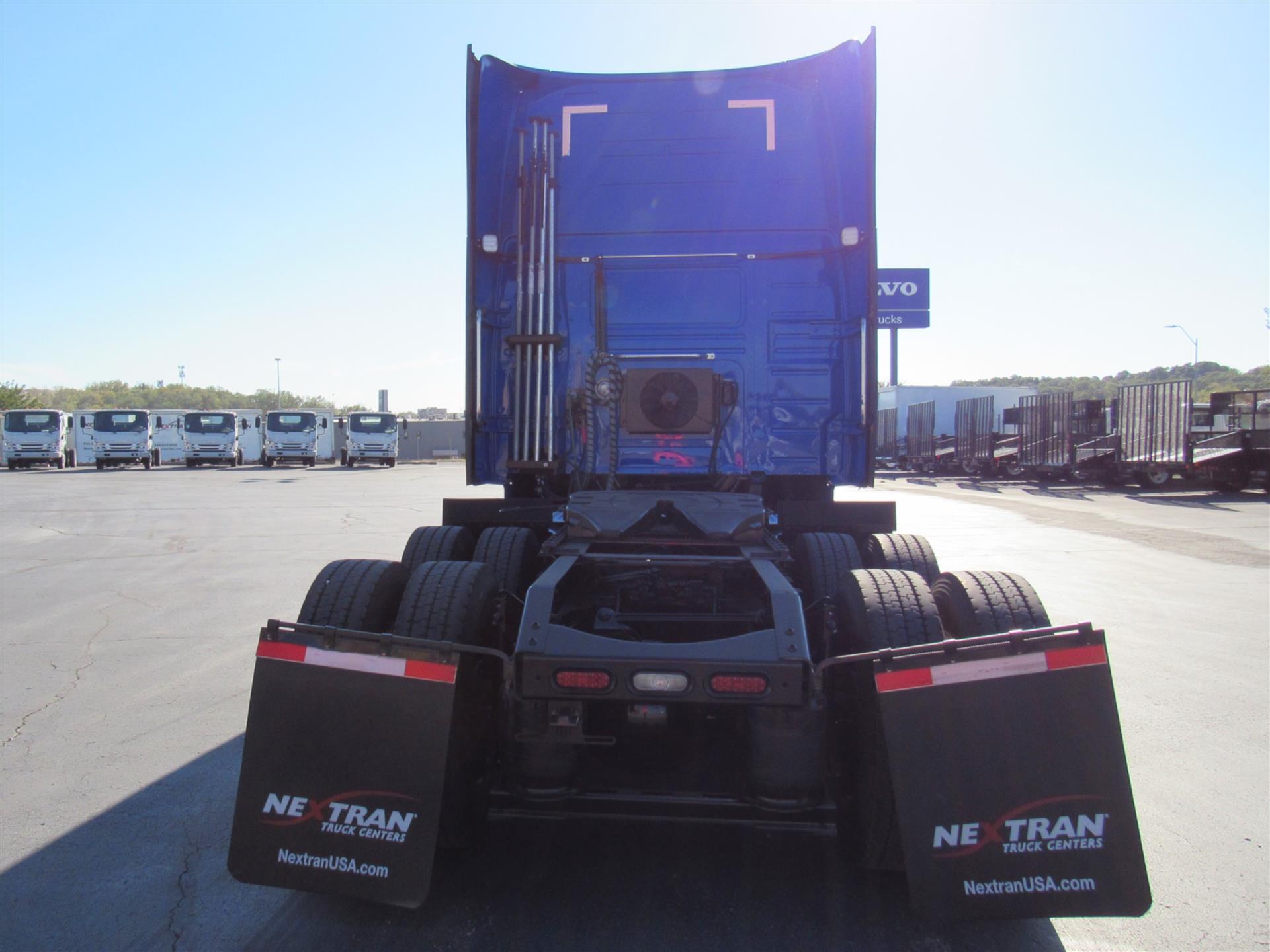 2022 Volvo VNL 860 - image 4