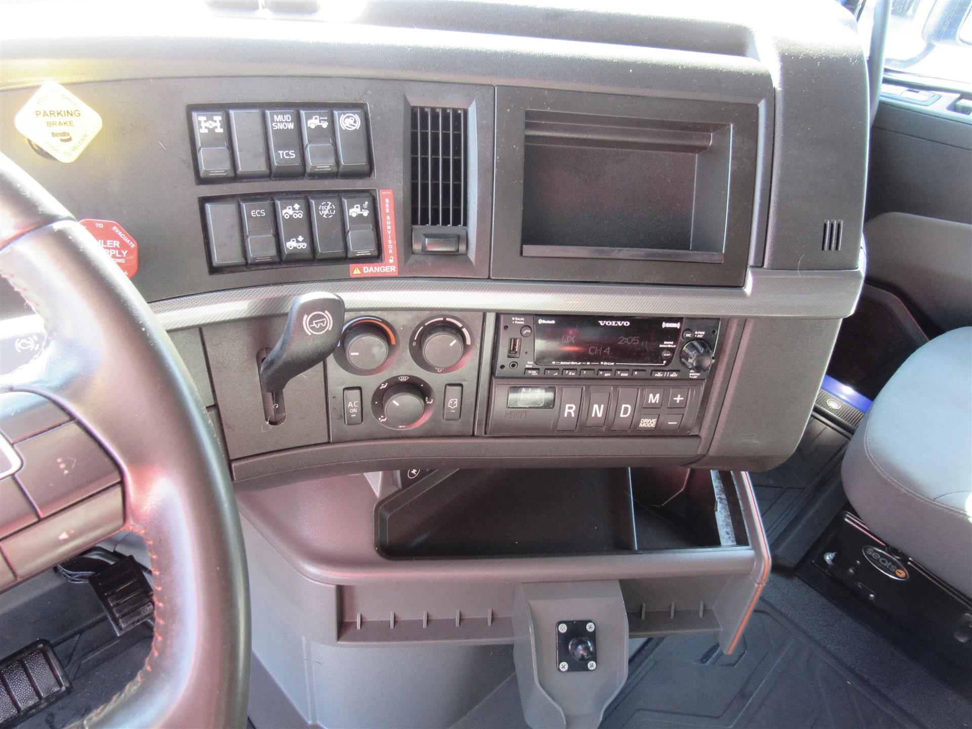 2022 Volvo VNL 860 - image 14