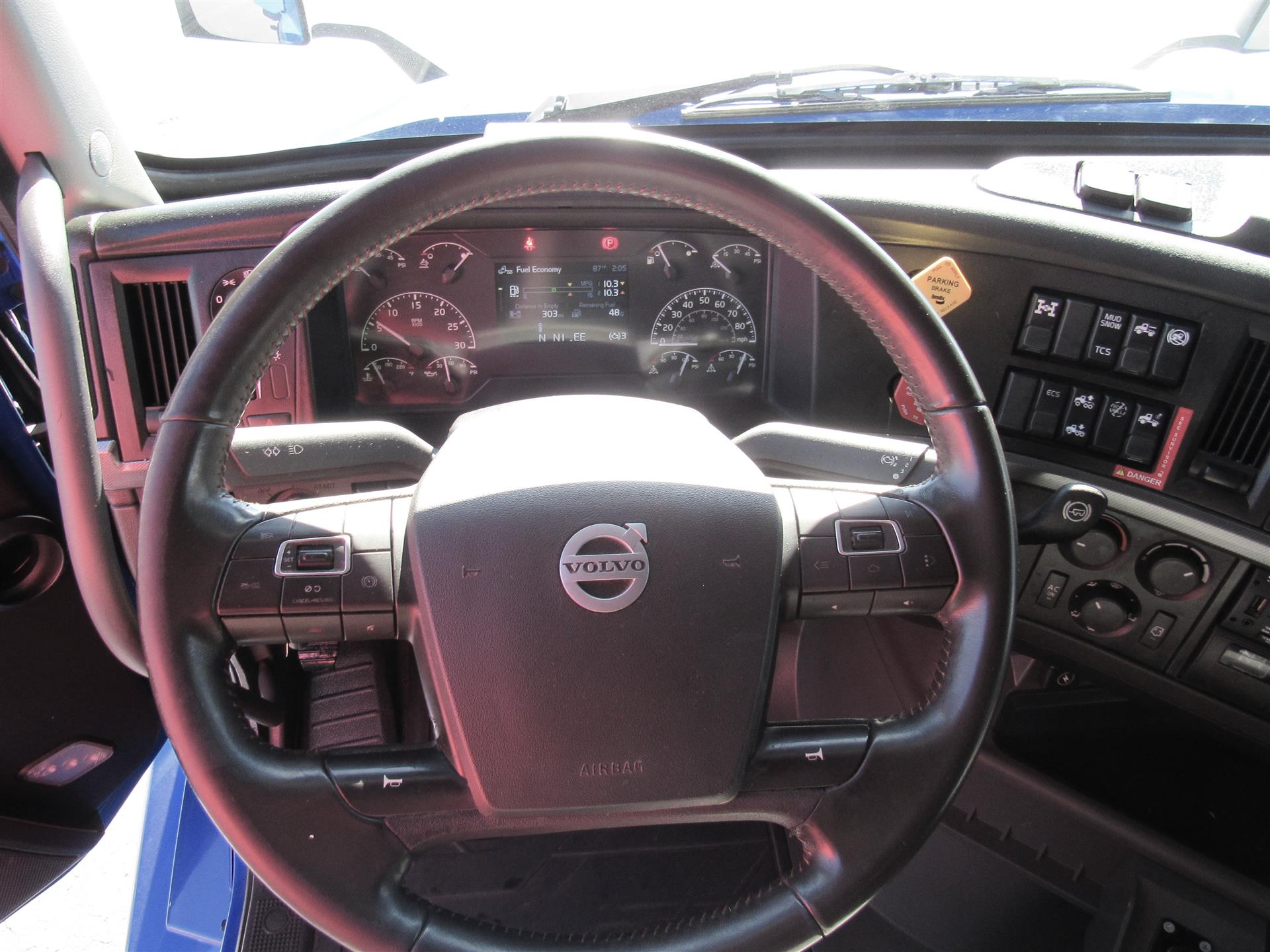 2022 Volvo VNL 860 - image 13