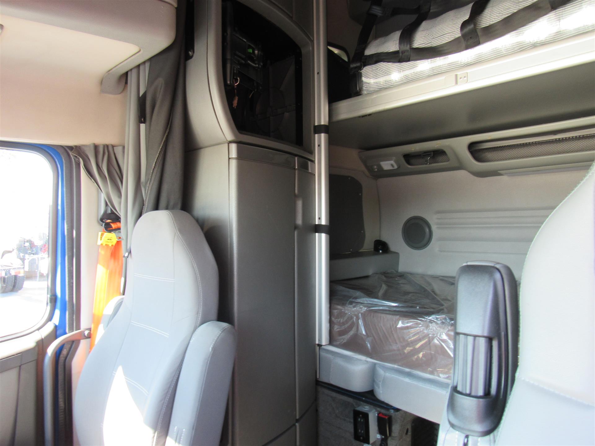 2022 Volvo VNL 860 - image 15