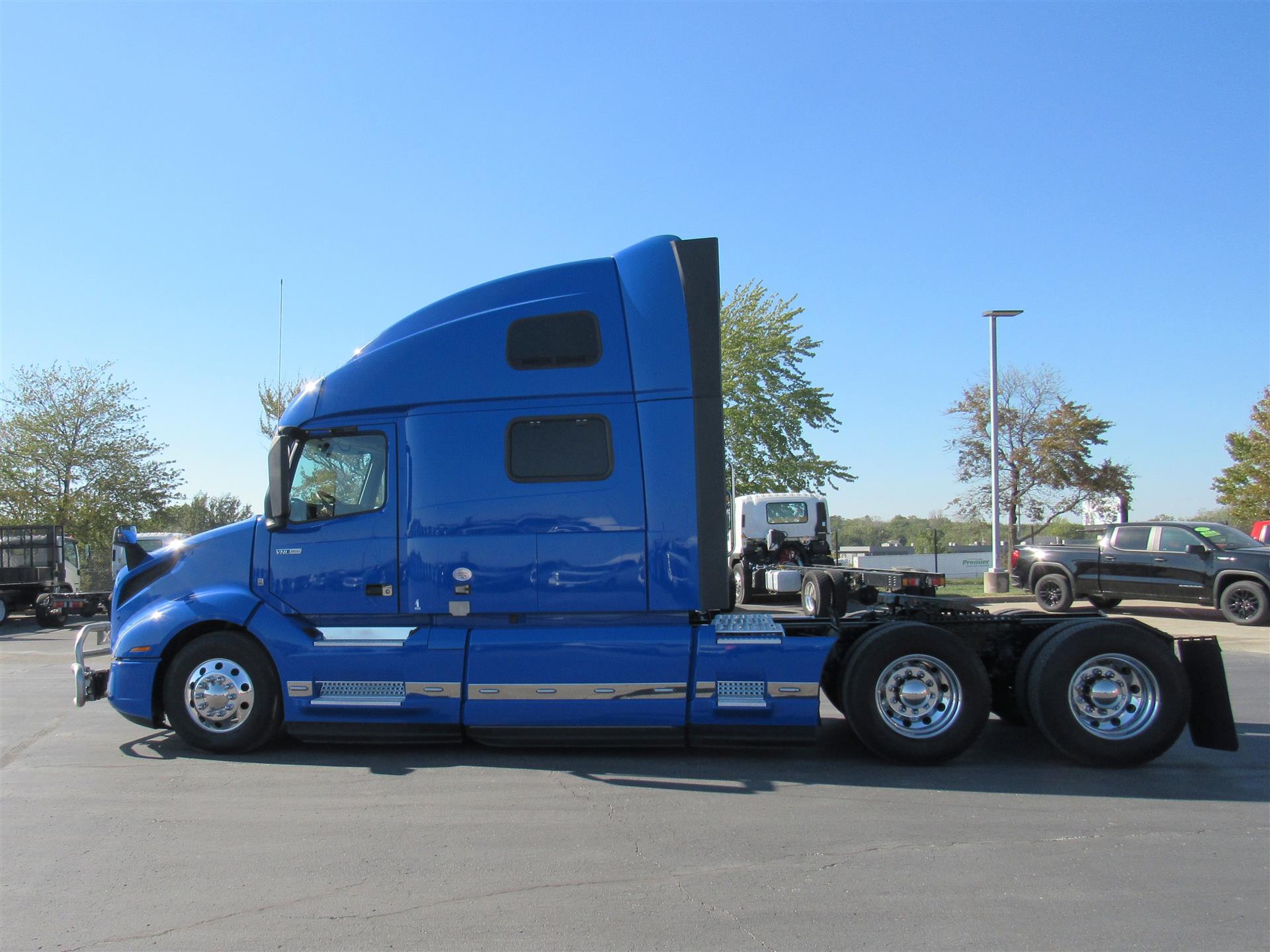 2022 Volvo VNL 860 - image 2