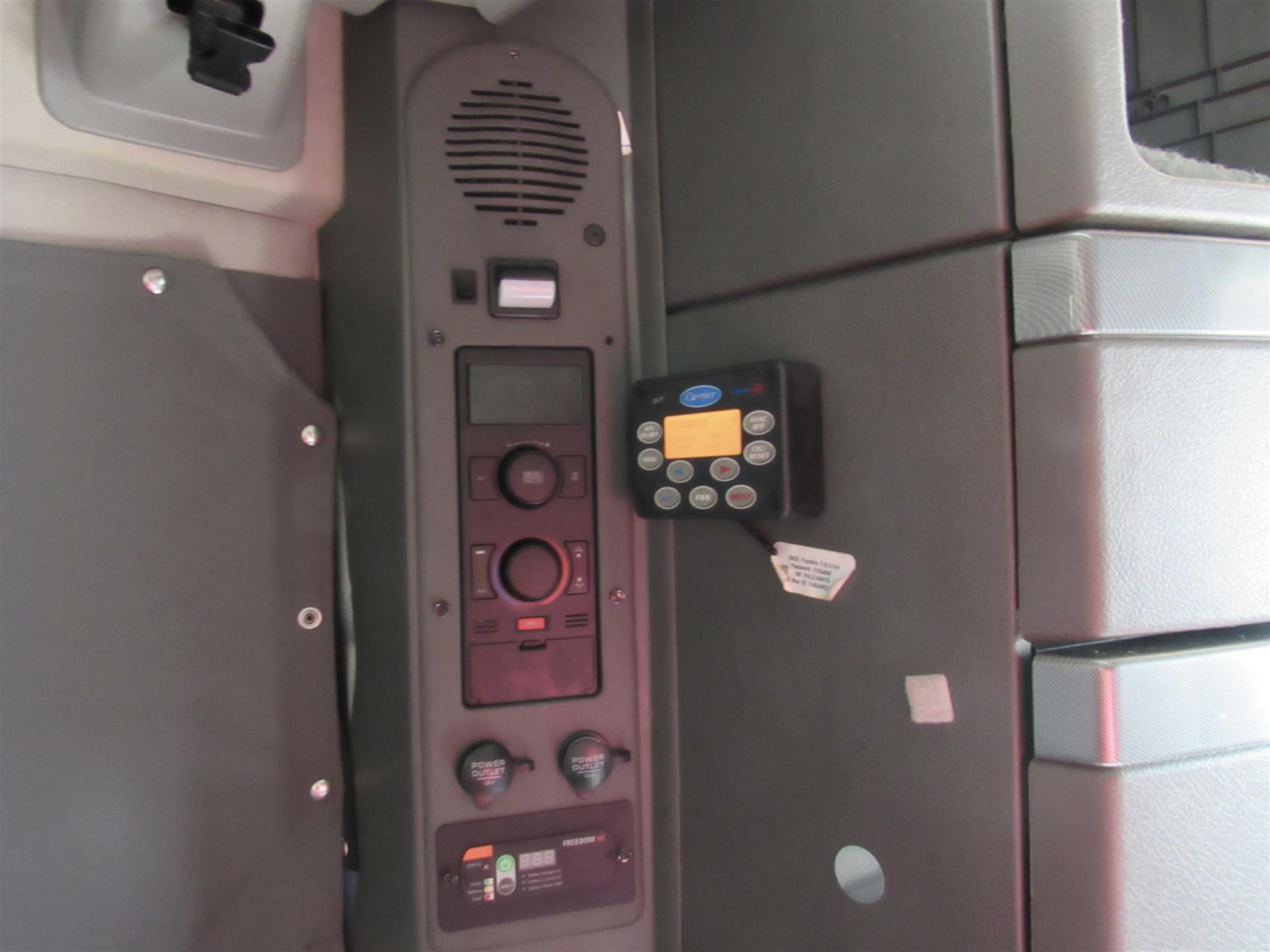 2022 Volvo VNL 860 - image 19