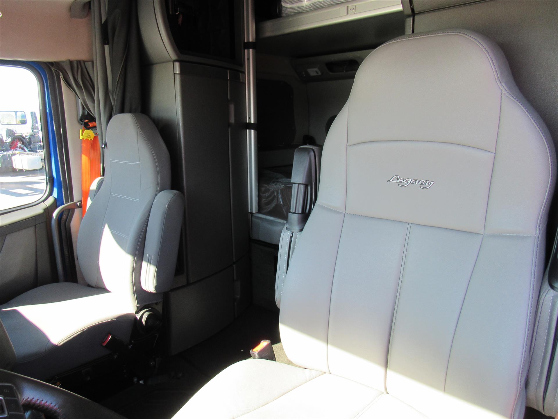 2022 Volvo VNL 860 - image 11