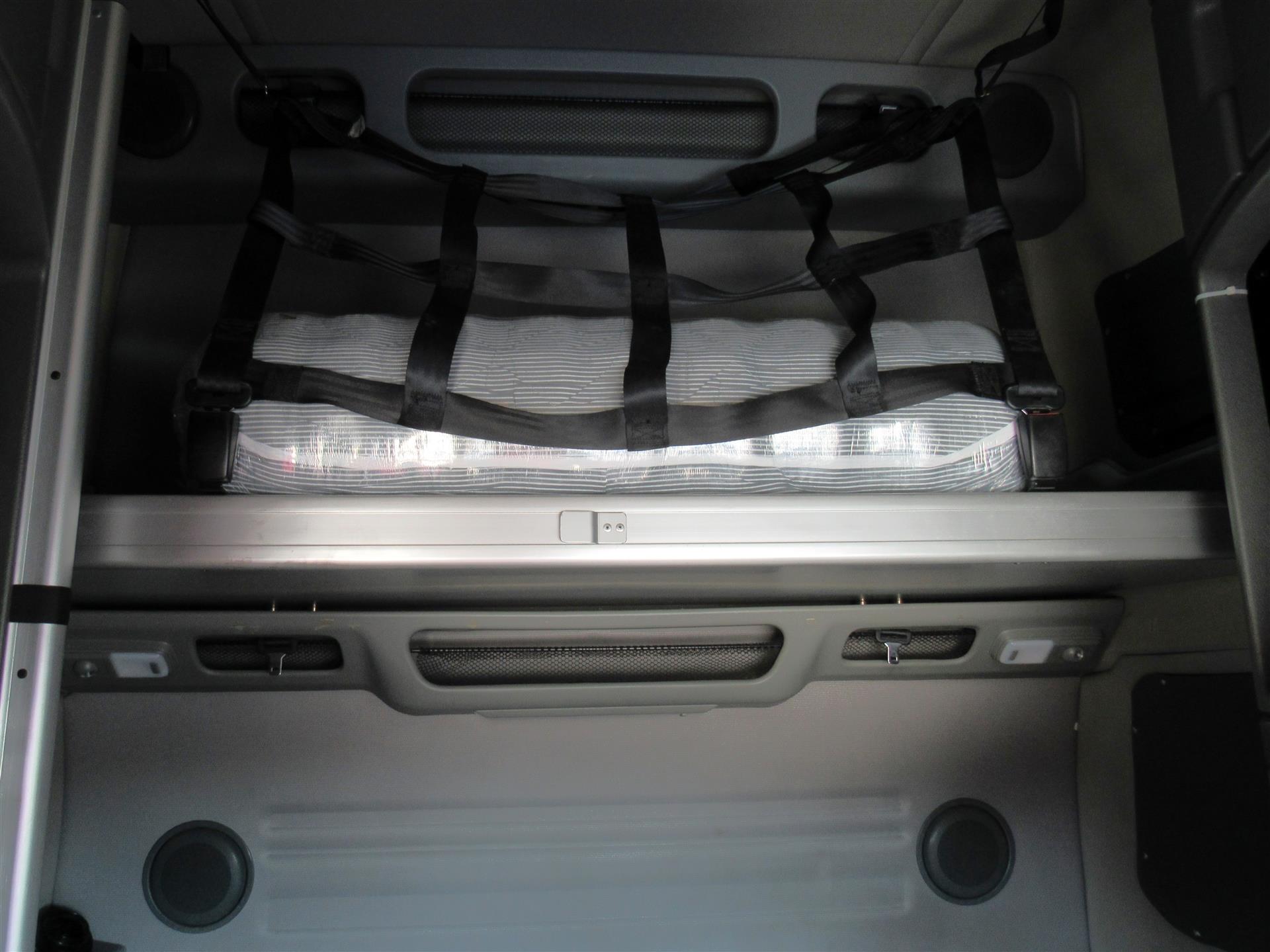 2022 Volvo VNL 860 - image 17