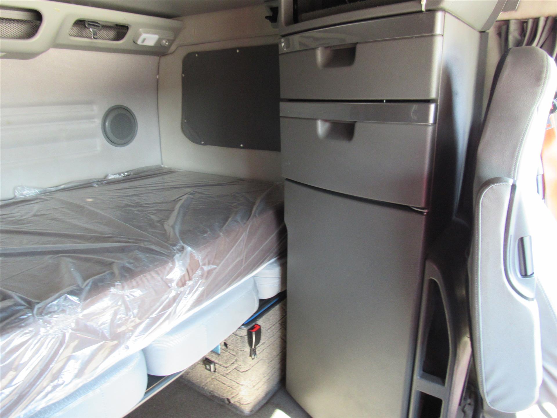 2022 Volvo VNL 860 - image 18