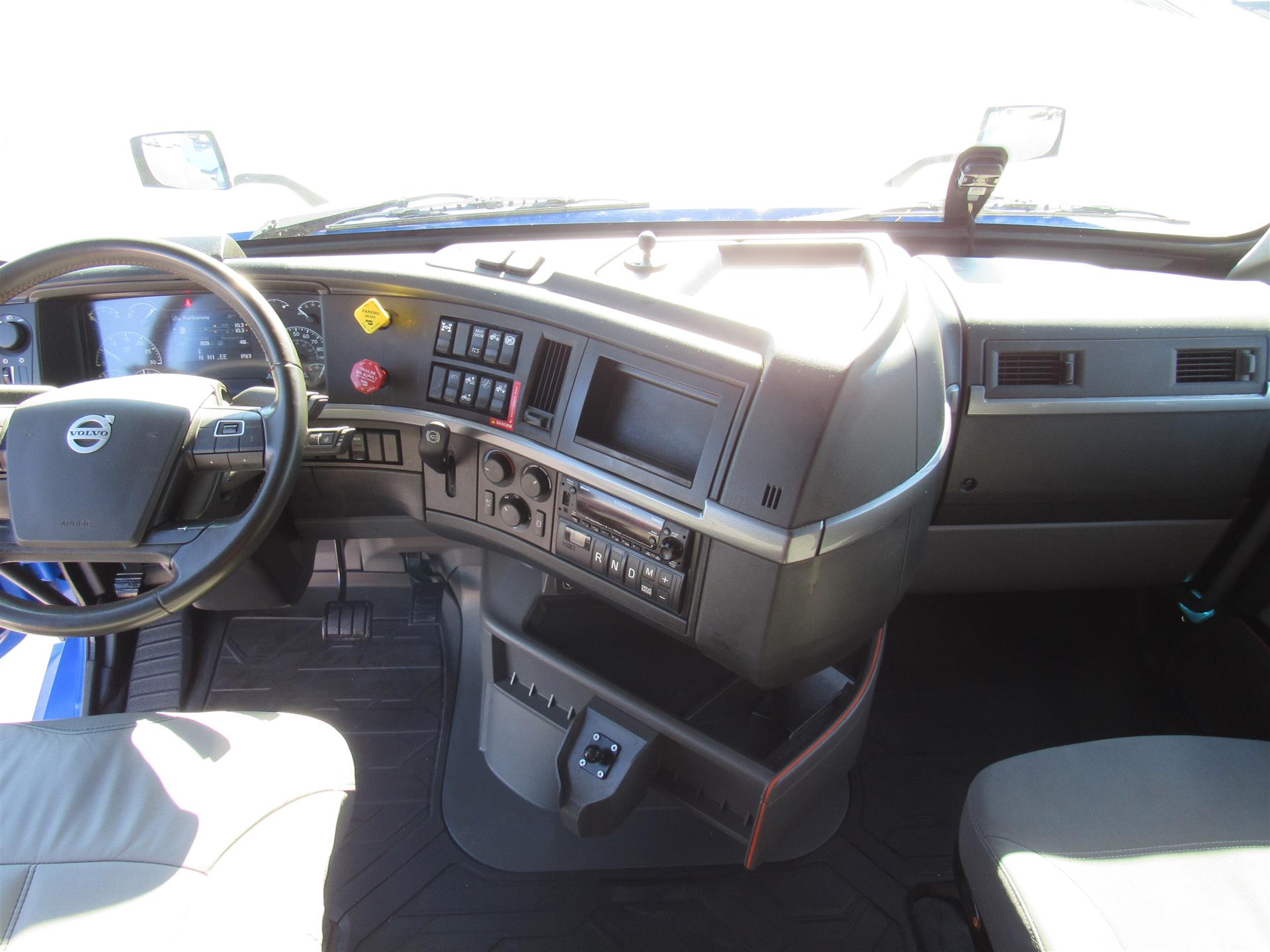 2022 Volvo VNL 860 - image 21