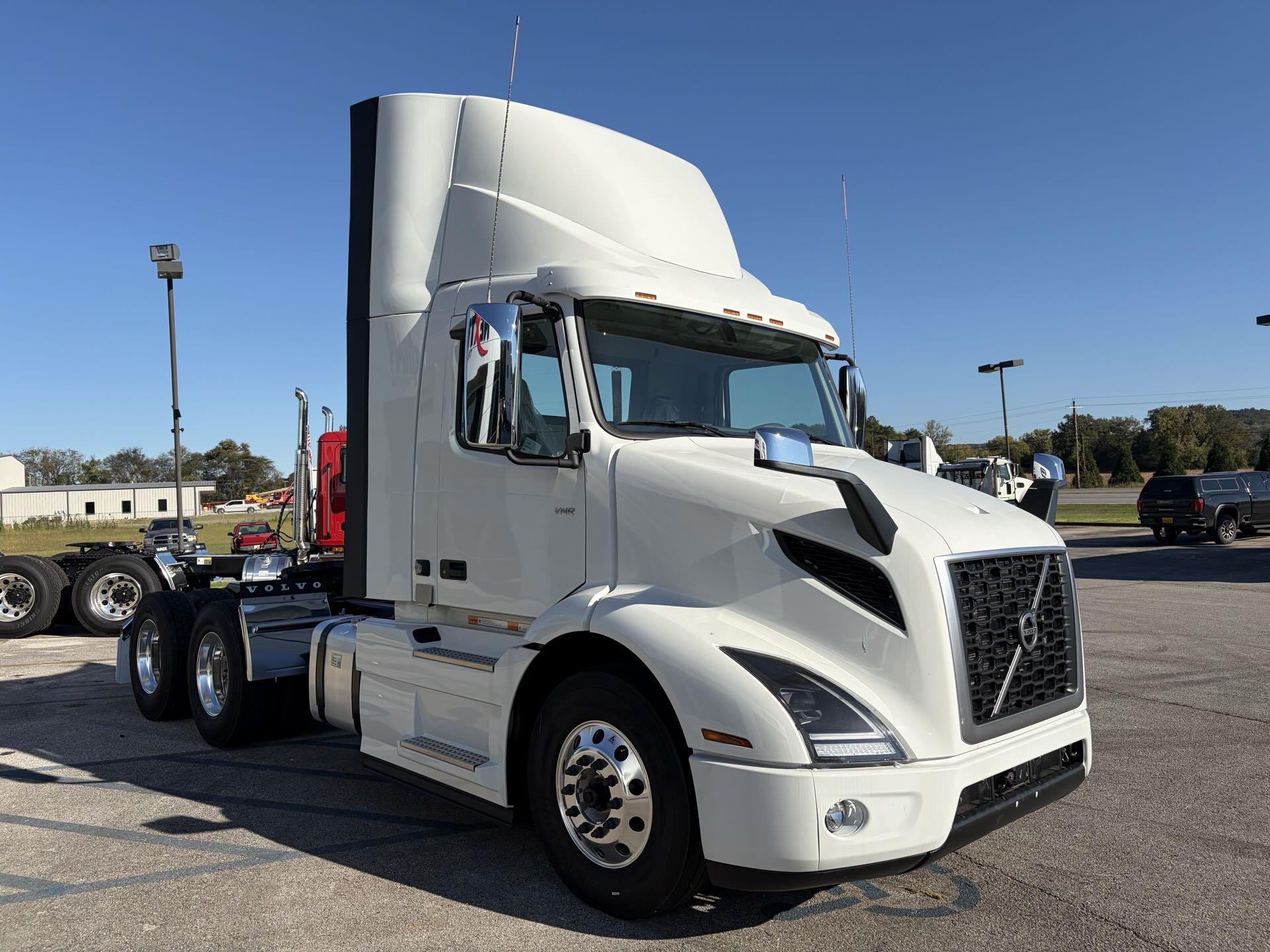 2026 Volvo - image 6