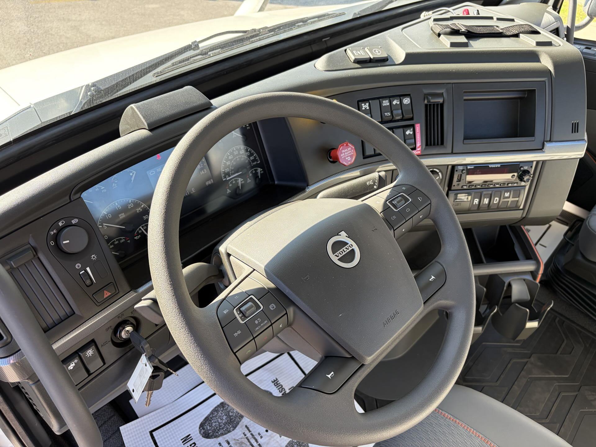 2026 Volvo - image 13