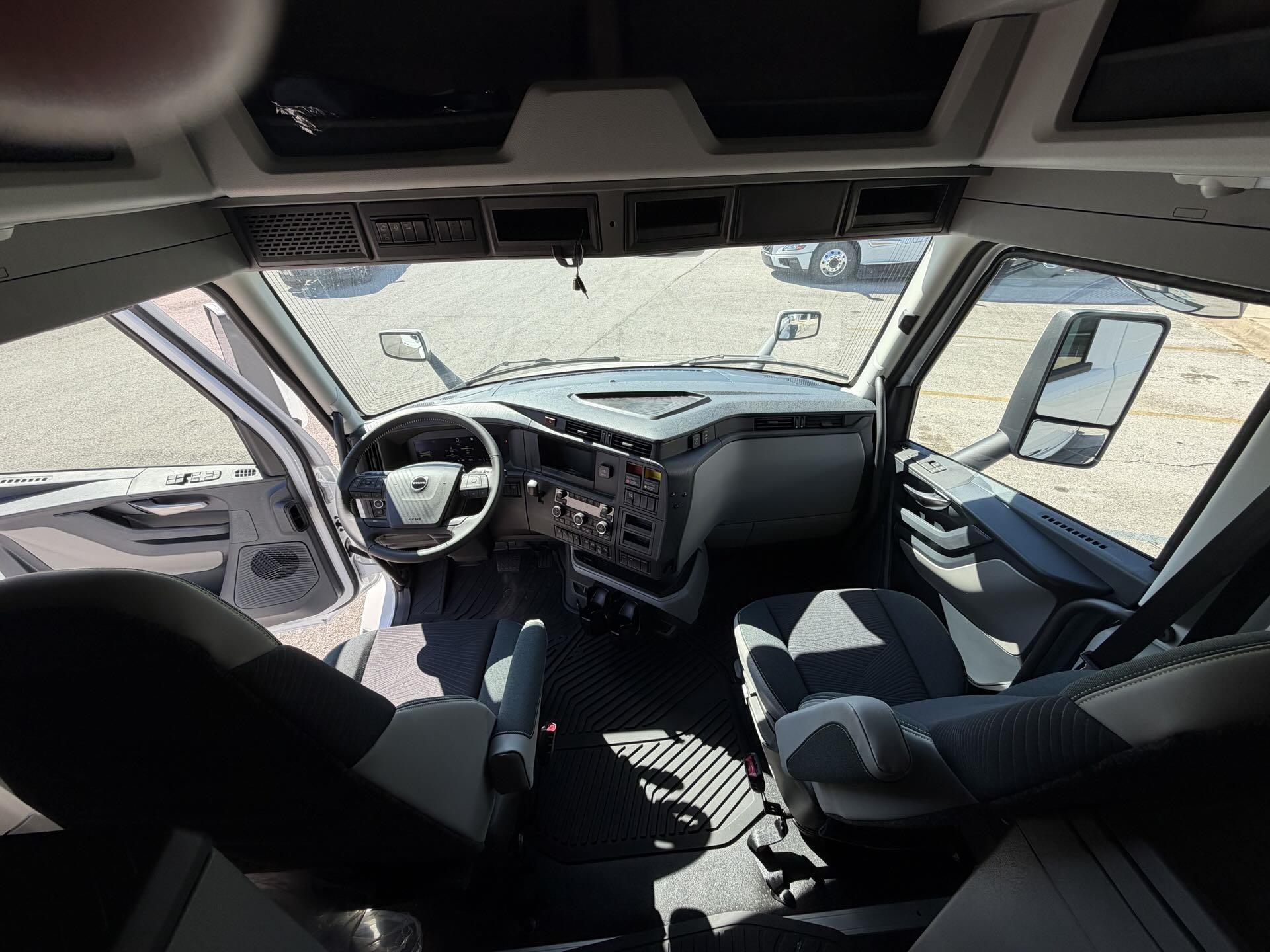 2026 Volvo - image 27