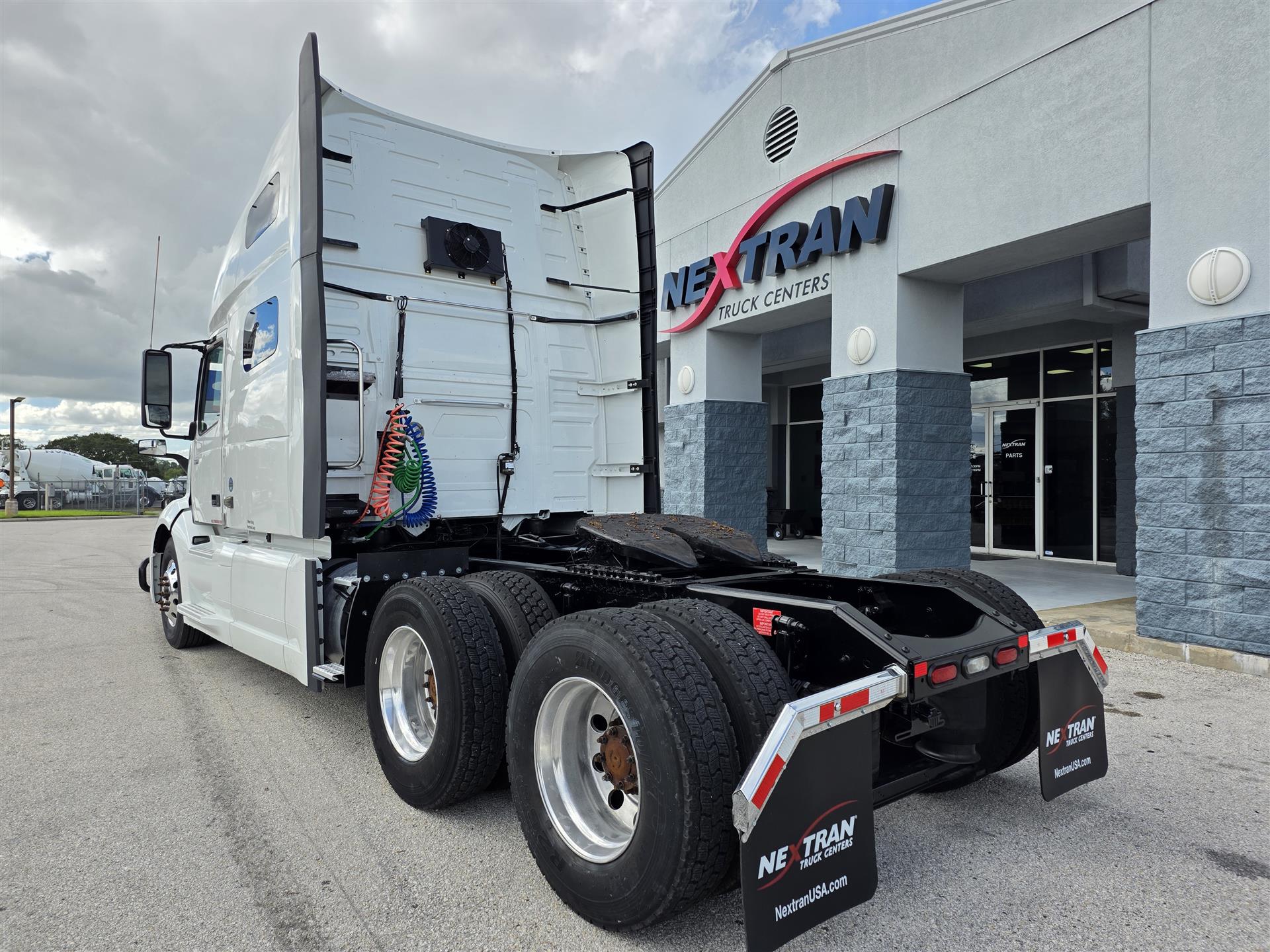 2021 Volvo - image 3