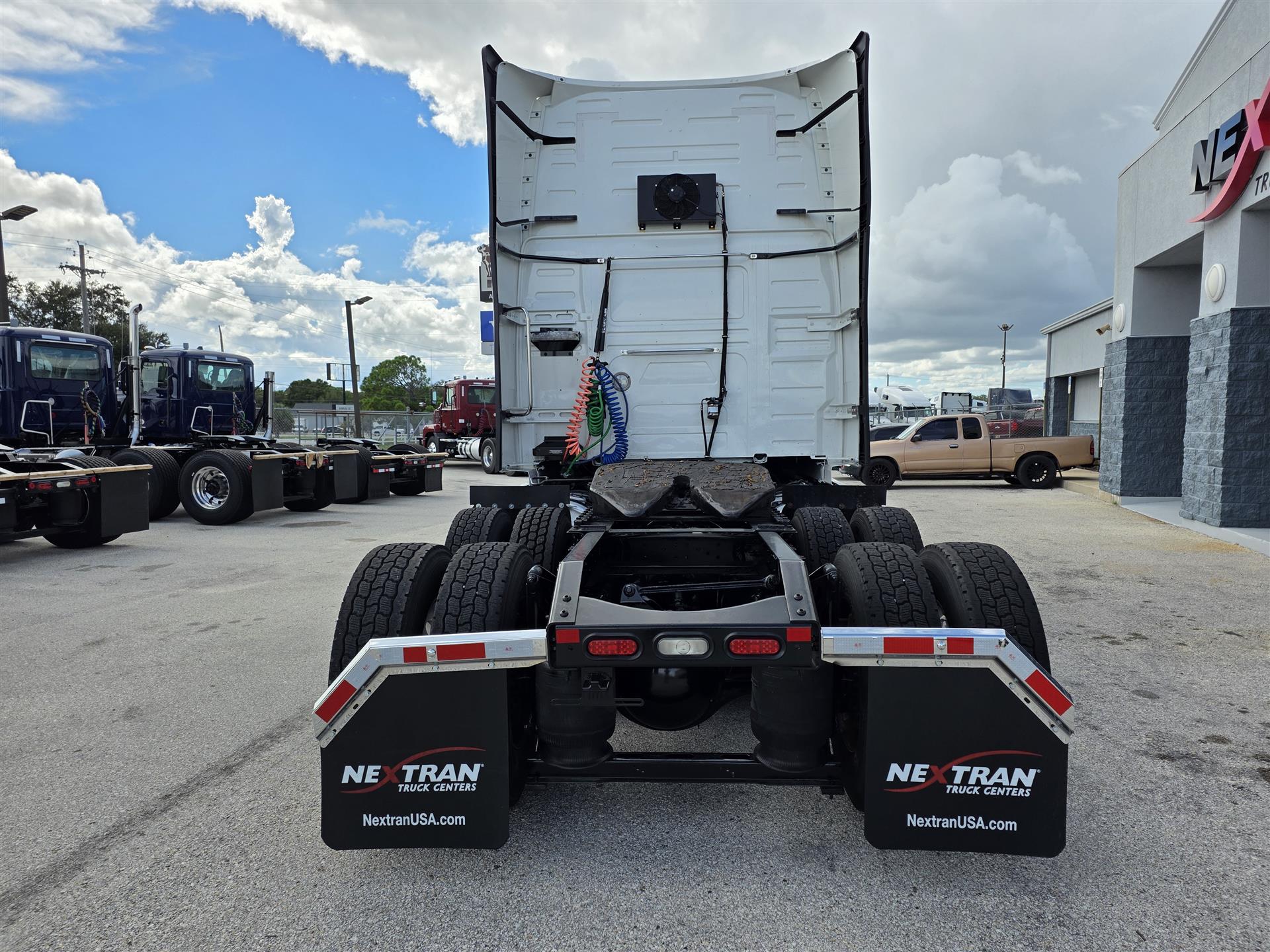 2021 Volvo - image 5