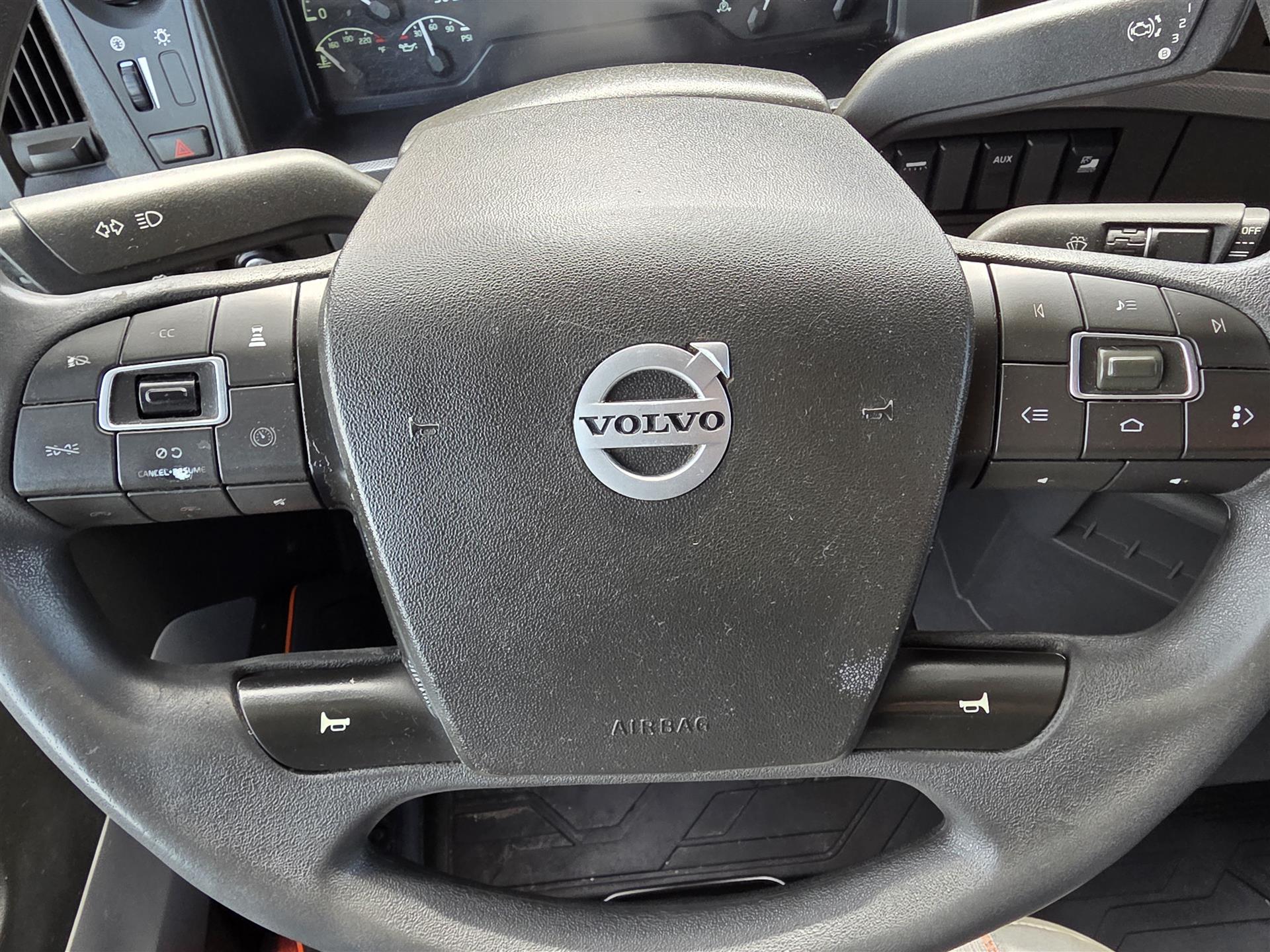 2021 Volvo - image 11