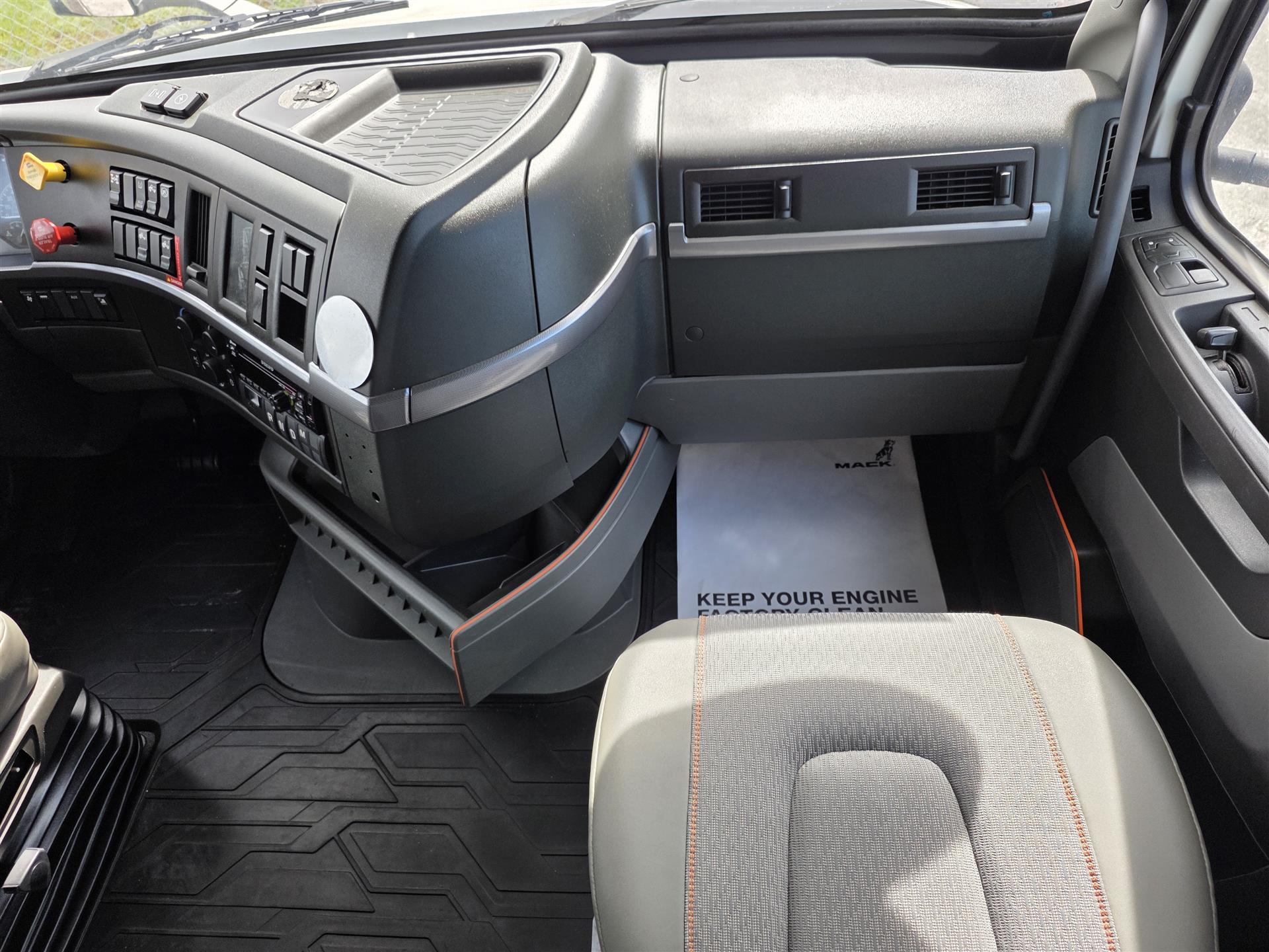 2021 Volvo - image 15