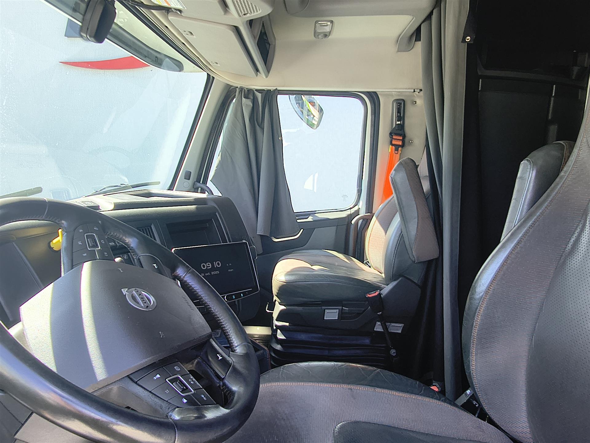 2021 Volvo - image 10
