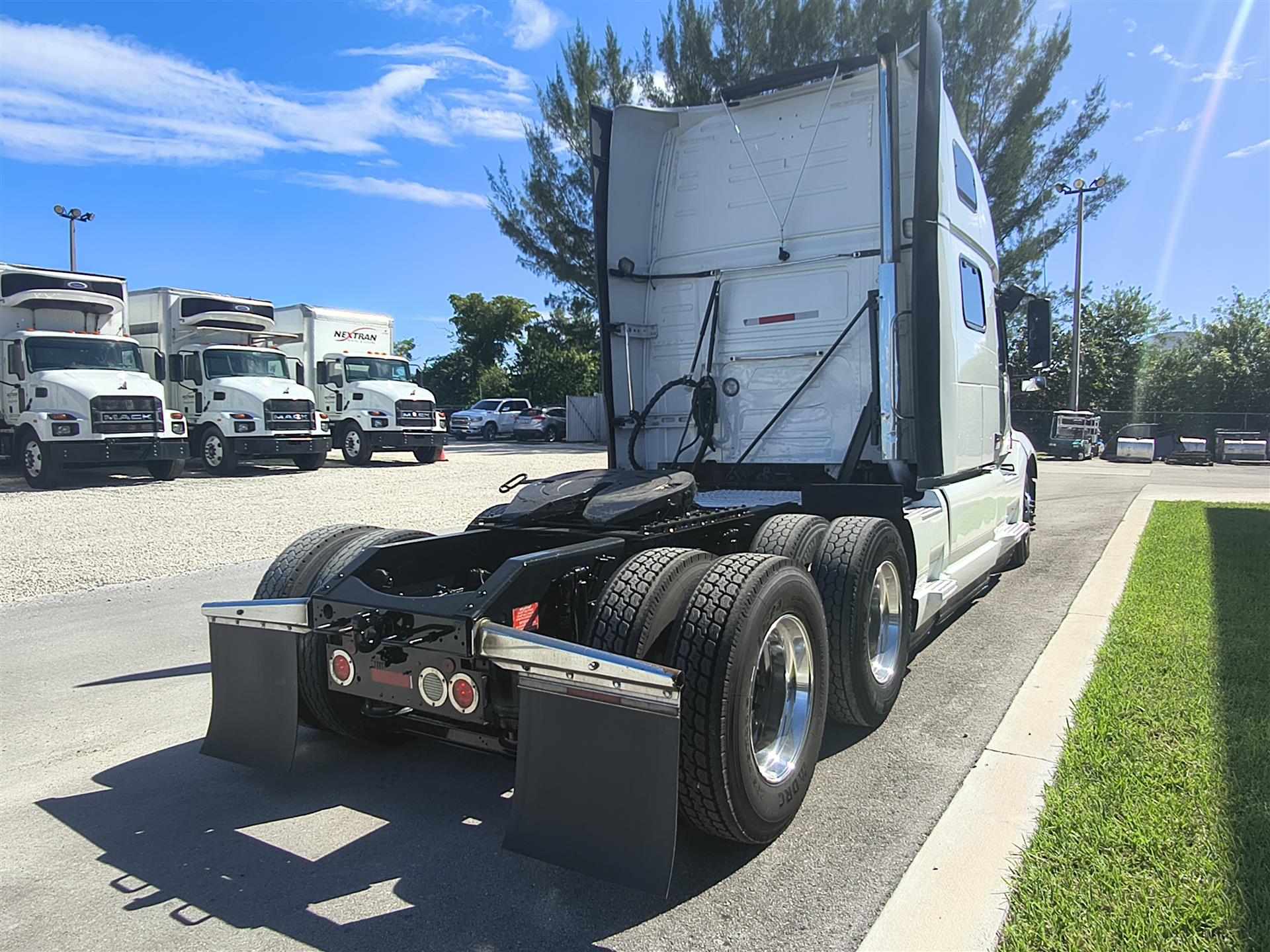 2021 Volvo - image 7