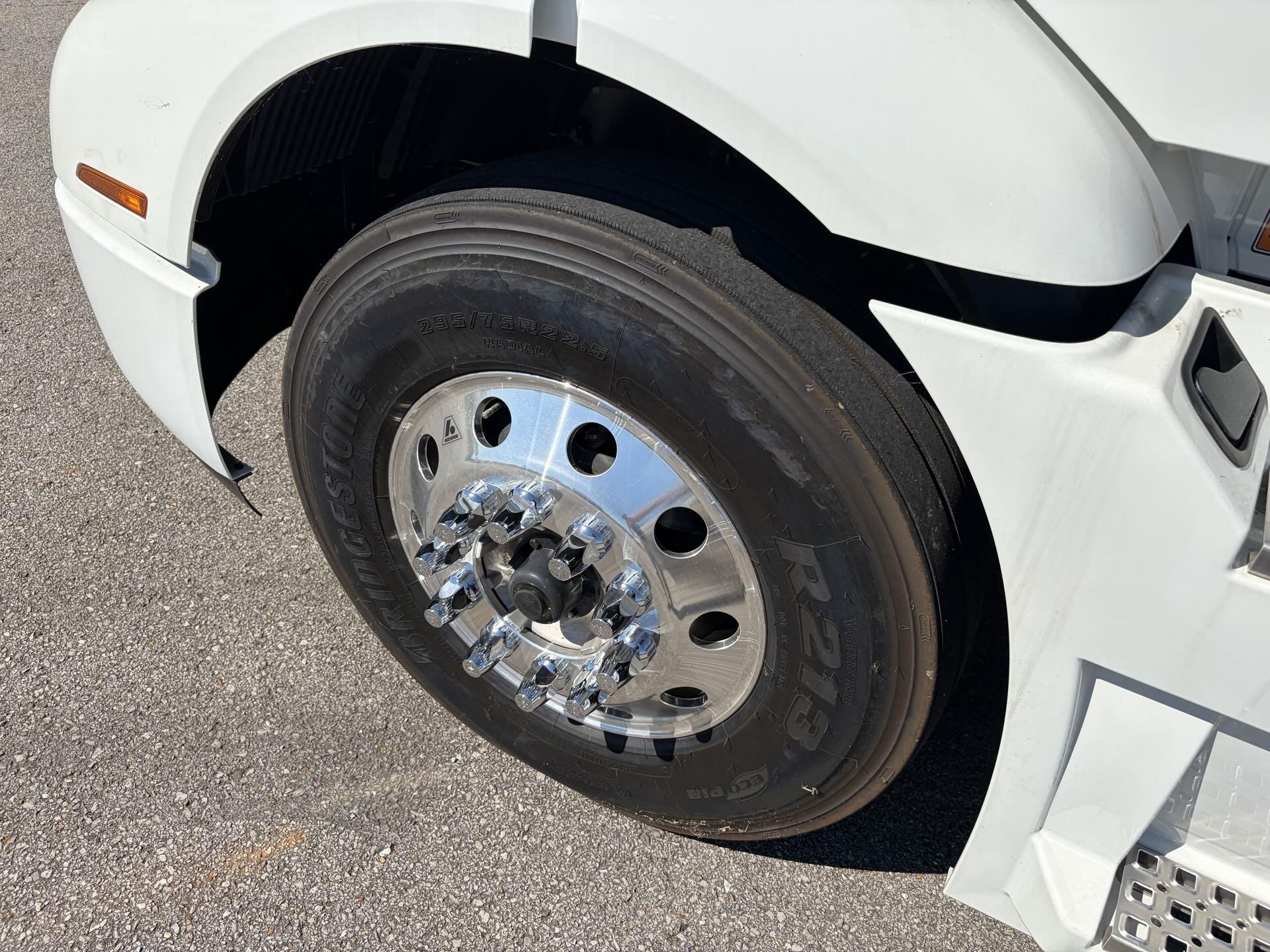 2026 Volvo - image 9