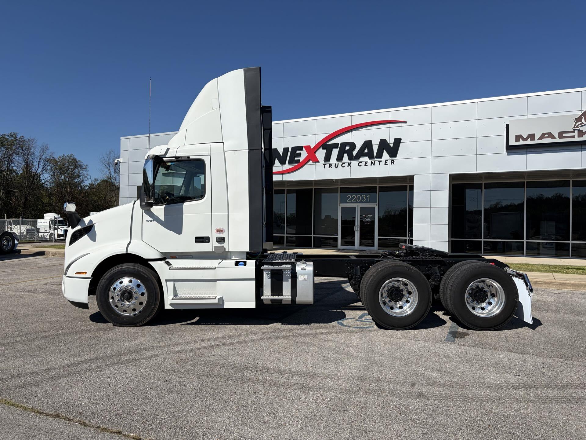 2026 Volvo - image 8