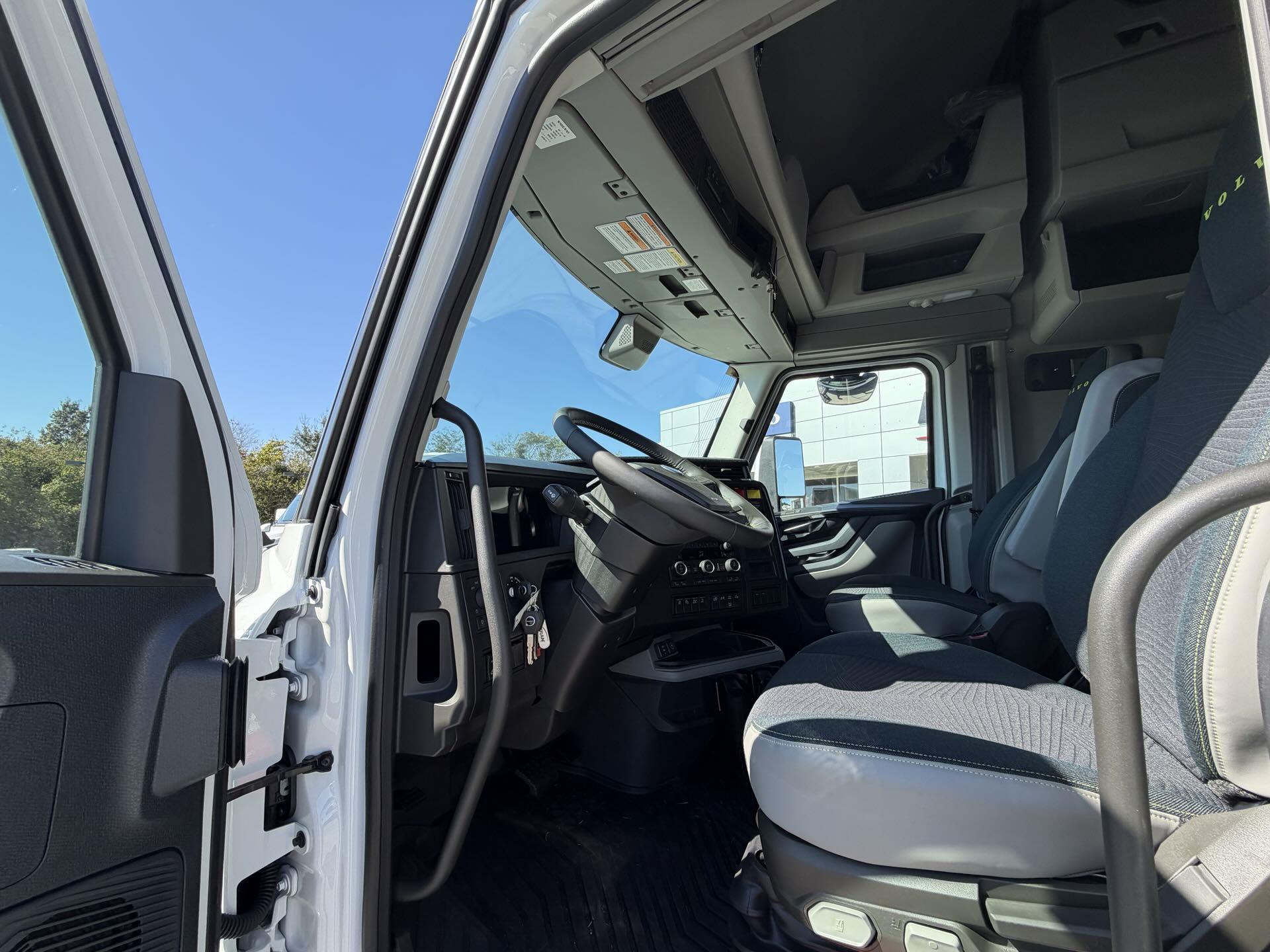 2026 Volvo - image 12