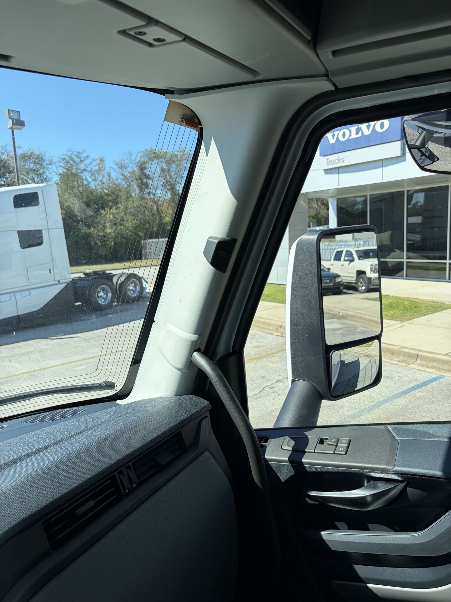 2026 Volvo - image 24