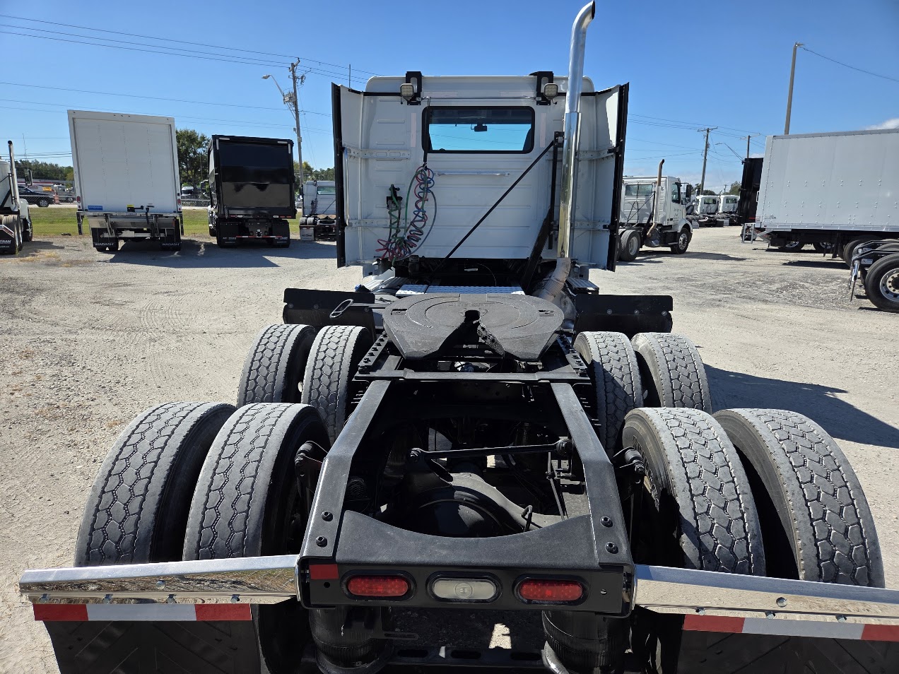 2019 Volvo - image 5