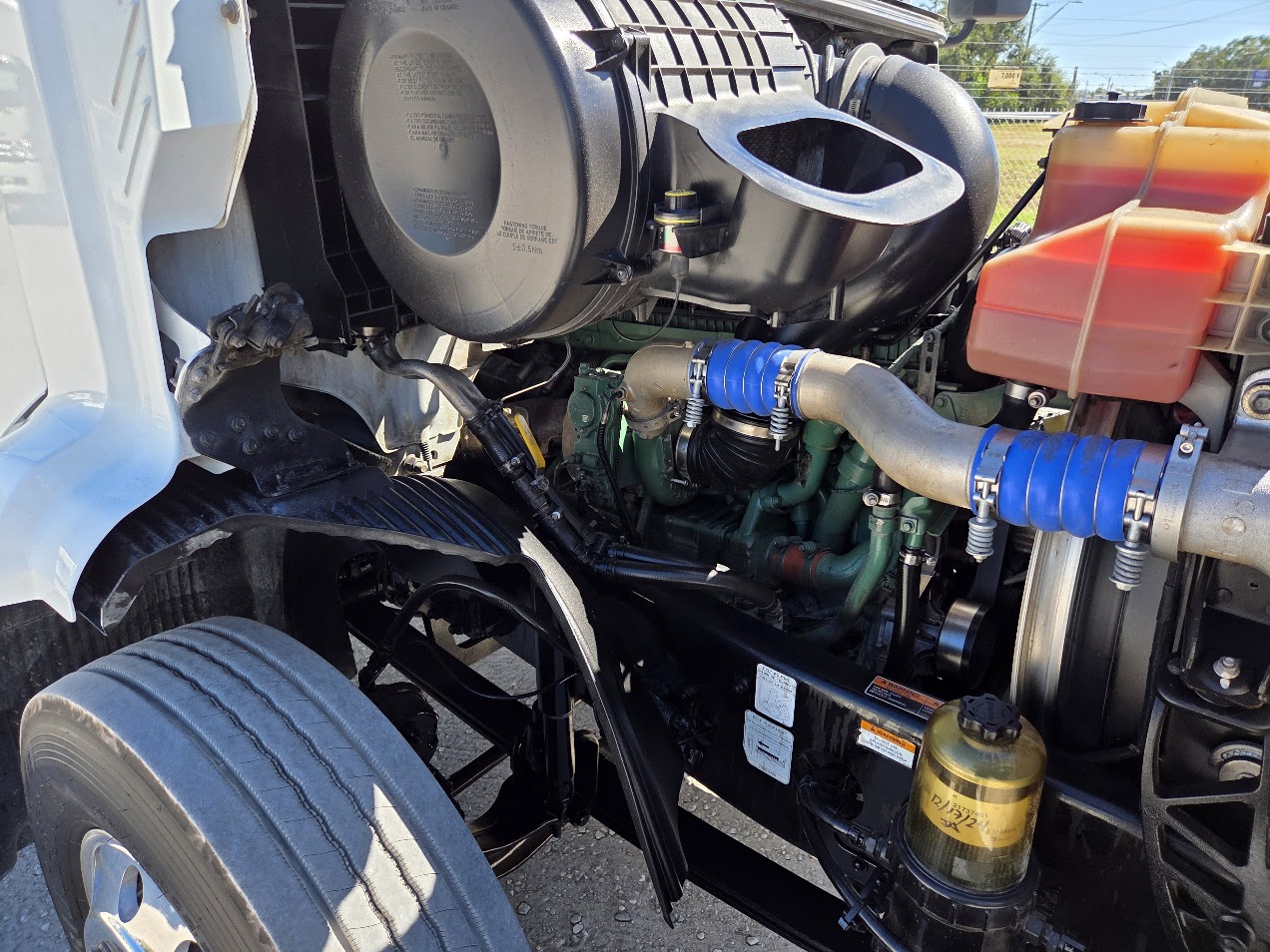 2019 Volvo - image 9