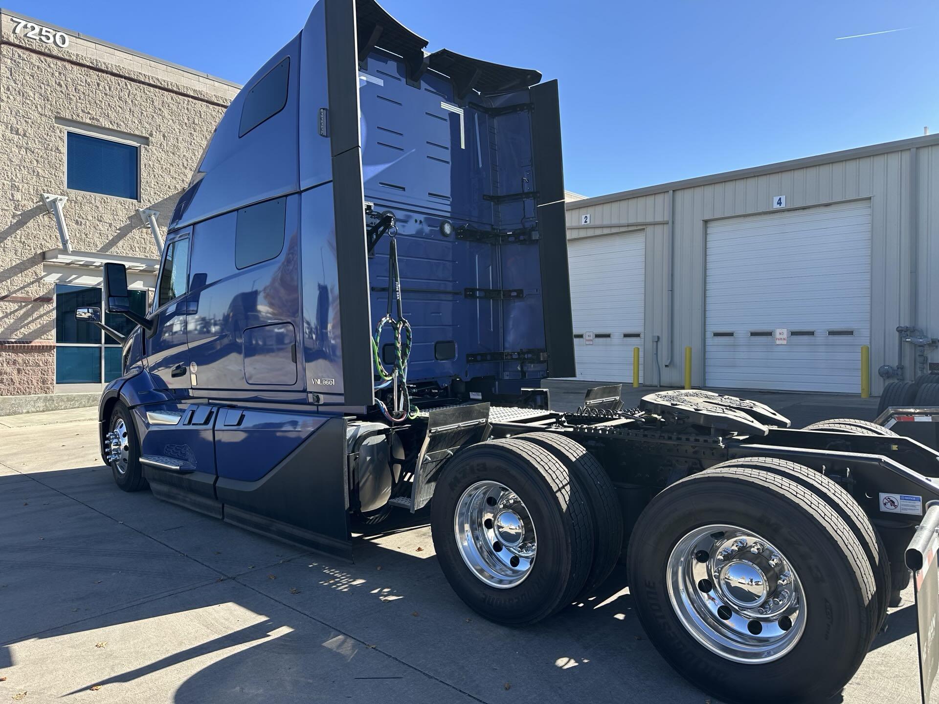 2026 Volvo - image 3