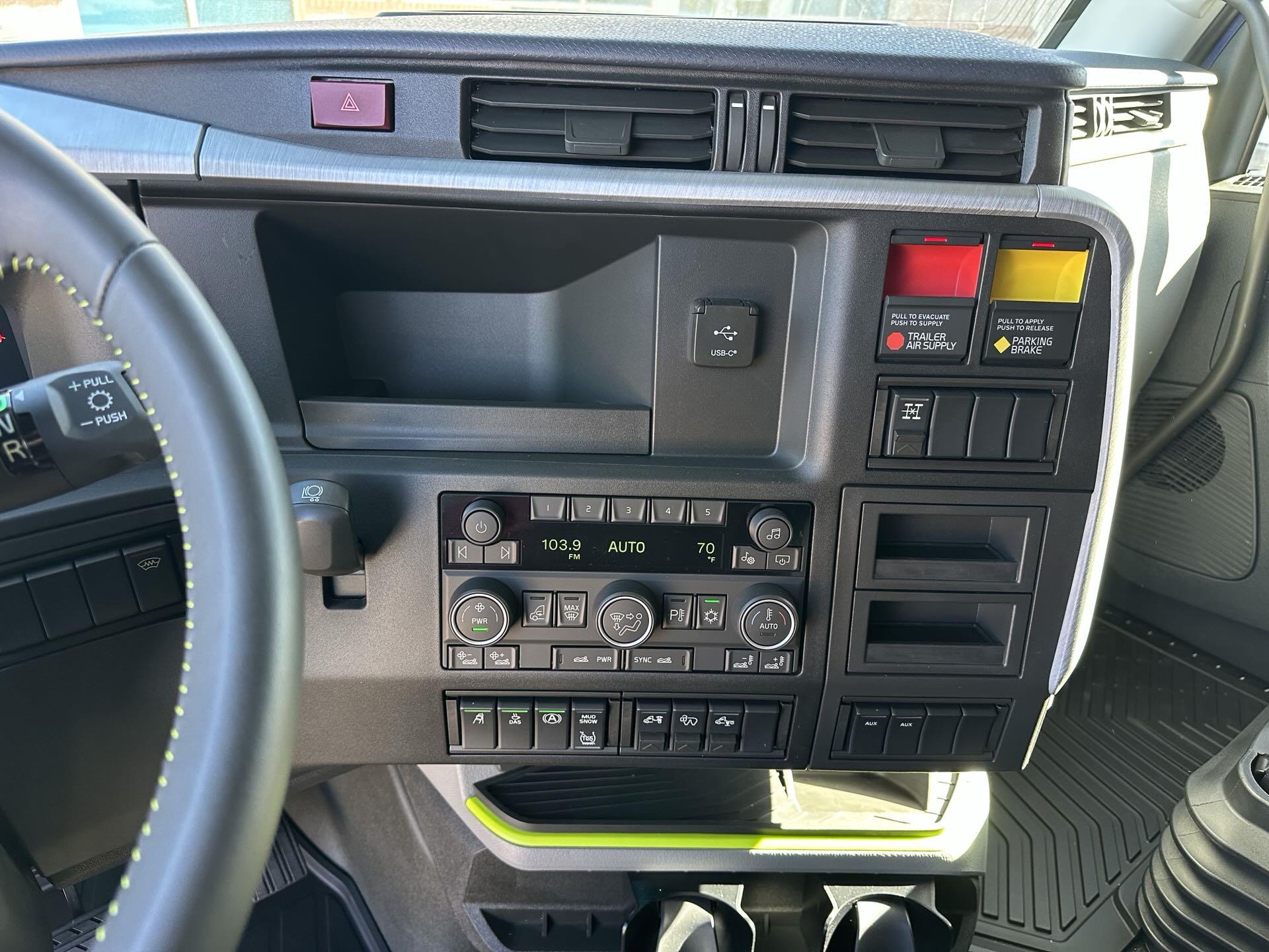 2026 Volvo - image 8