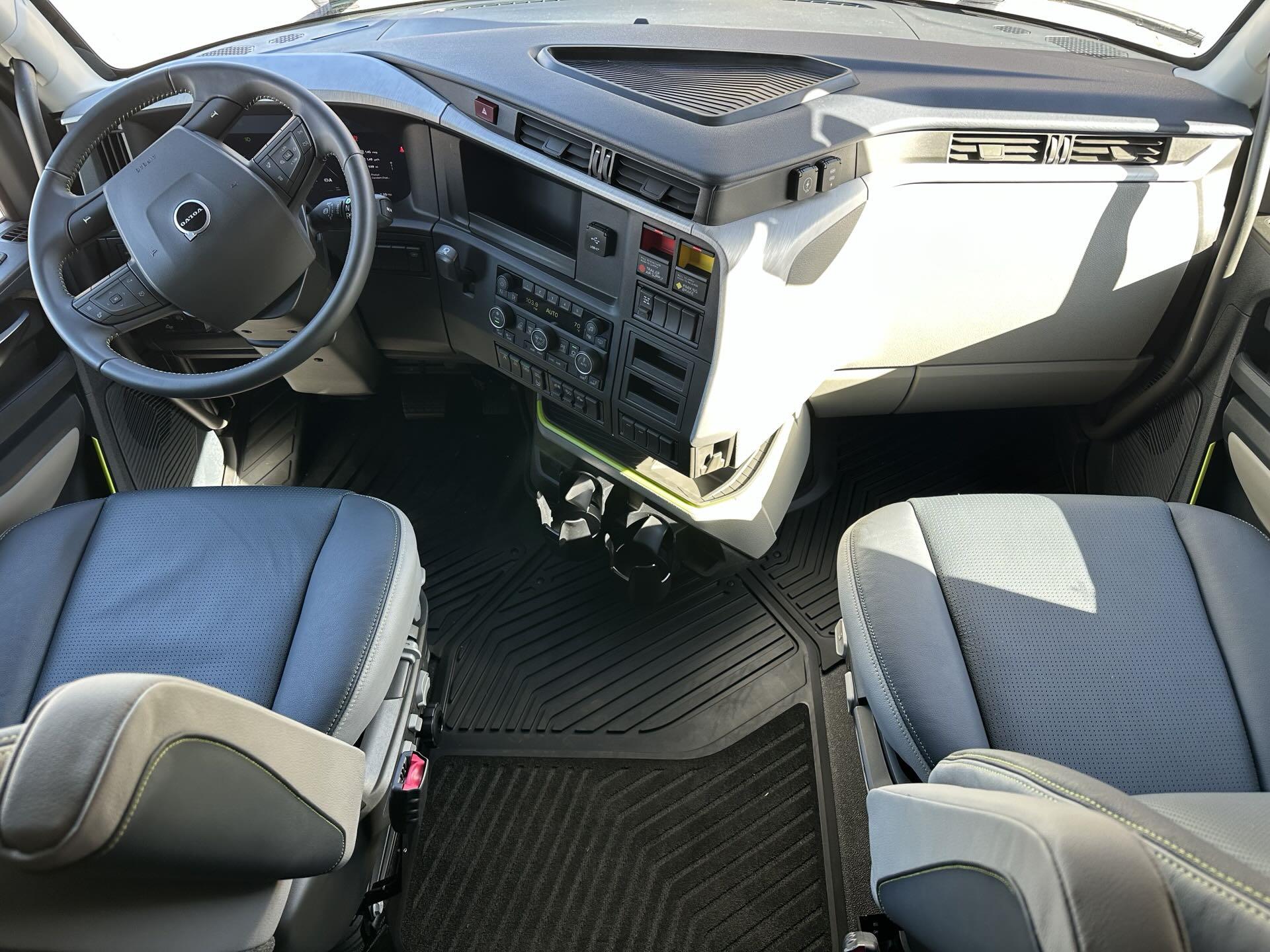 2026 Volvo - image 9