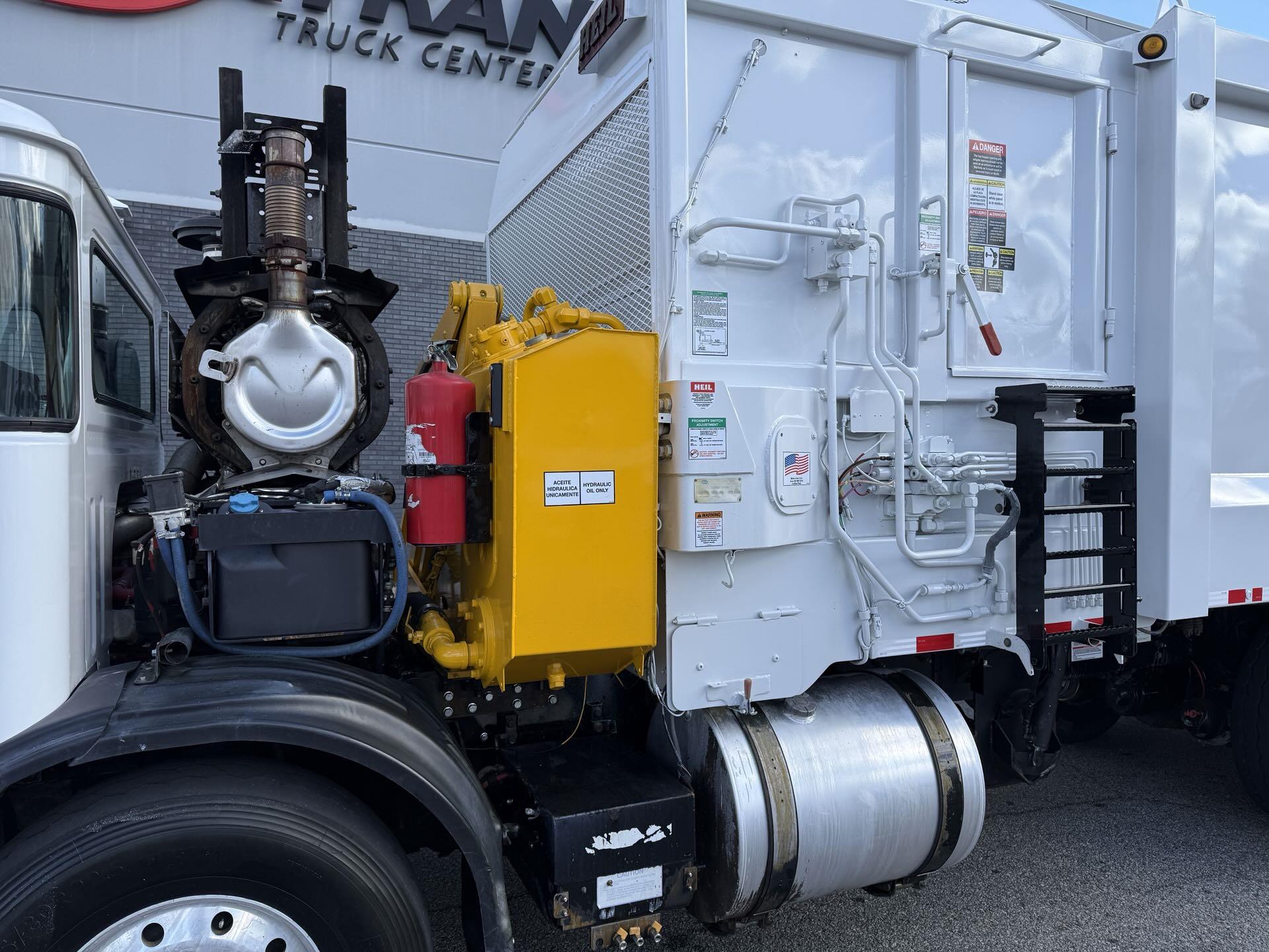 2019 Autocar - image 3