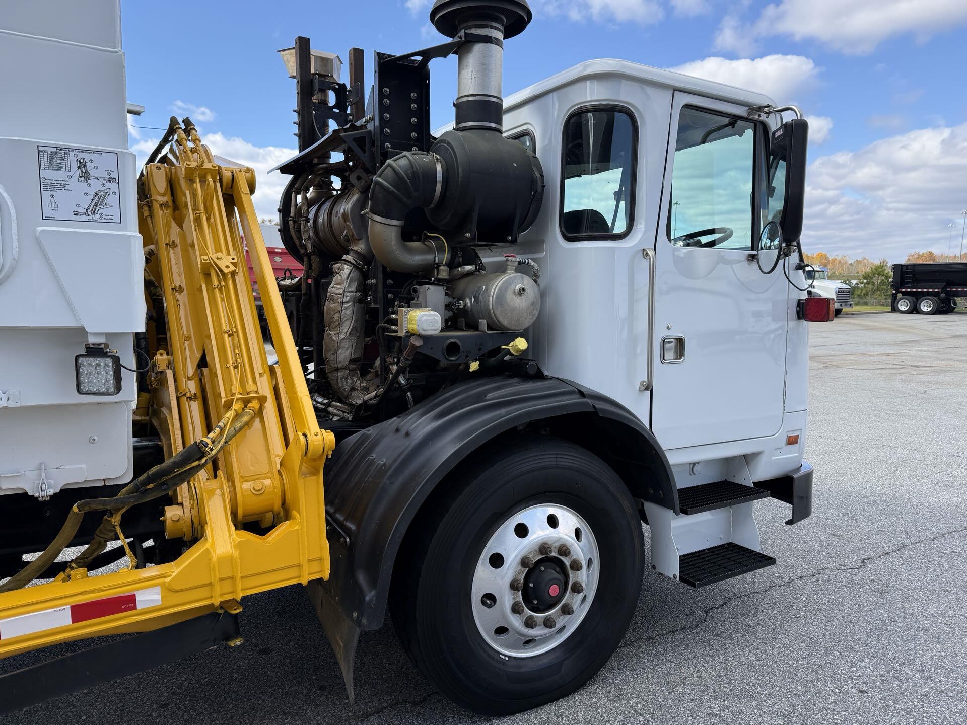 2019 Autocar - image 9