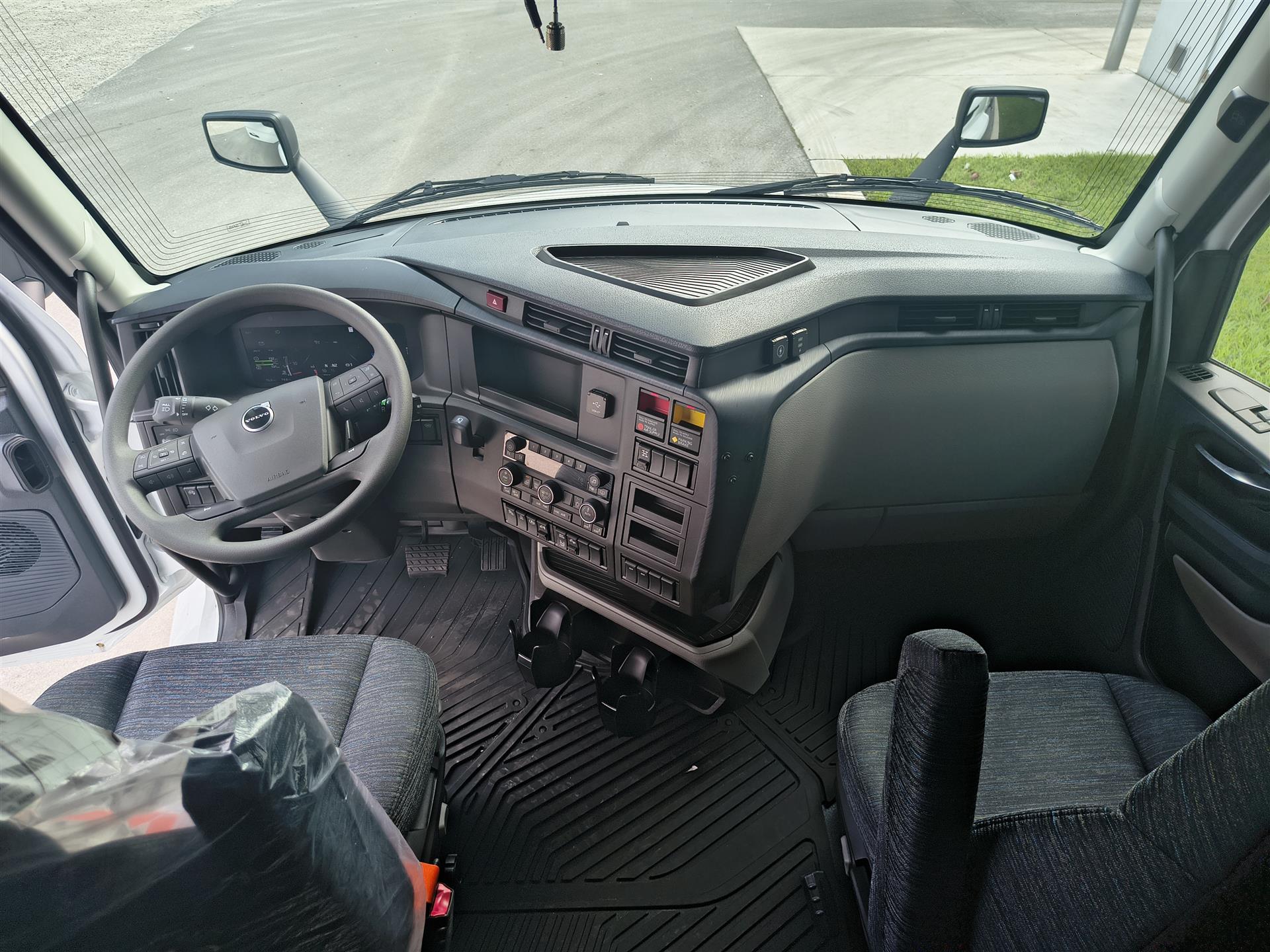 2026 Volvo - image 6